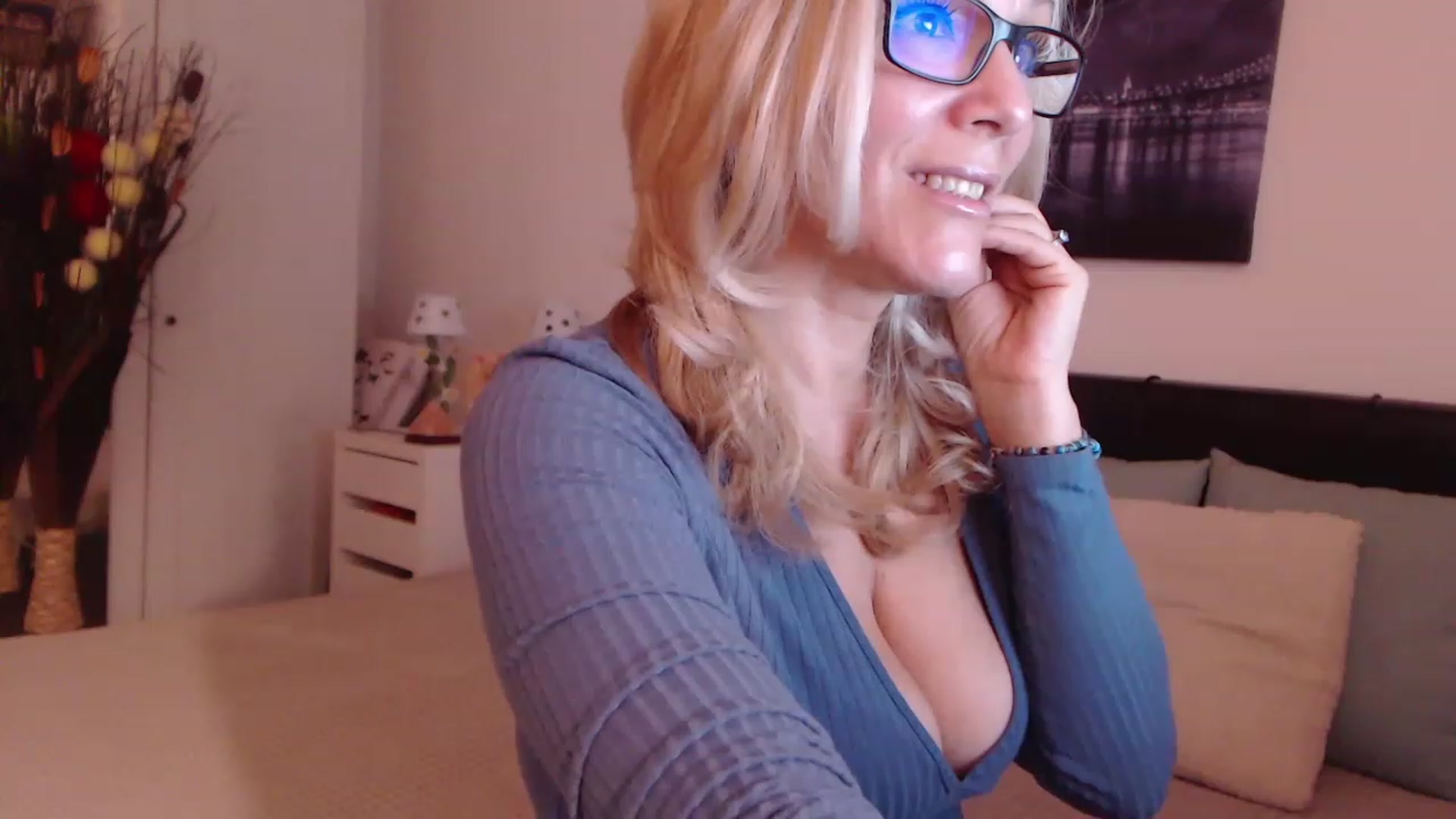 Gallery image thumbnail from Reeya71's myfreecams stream on, 12/08/2022, 02:41 image 16 of 20