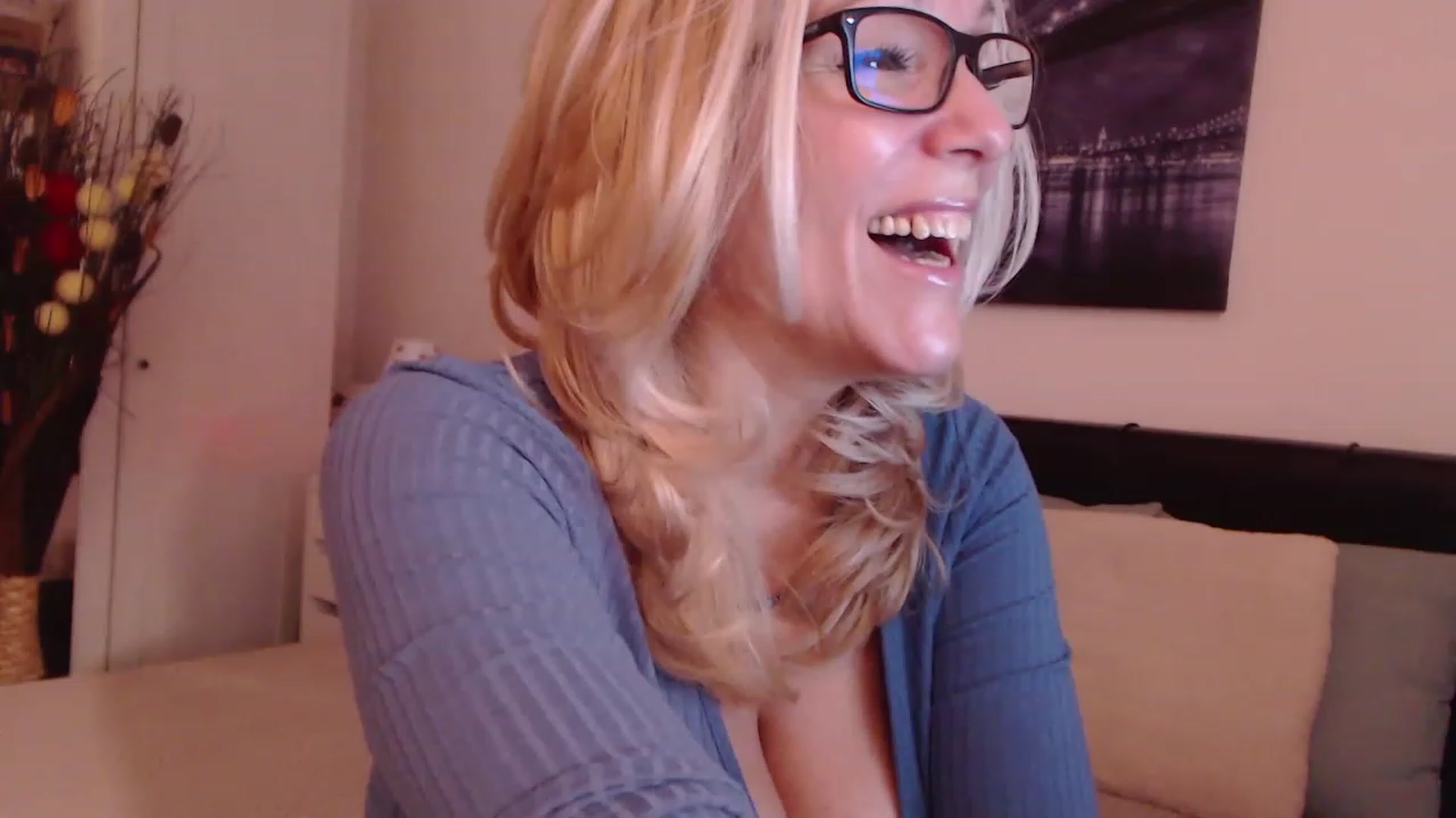 Gallery image thumbnail from Reeya71's myfreecams stream on, 12/08/2022, 07:53 image 9 of 20