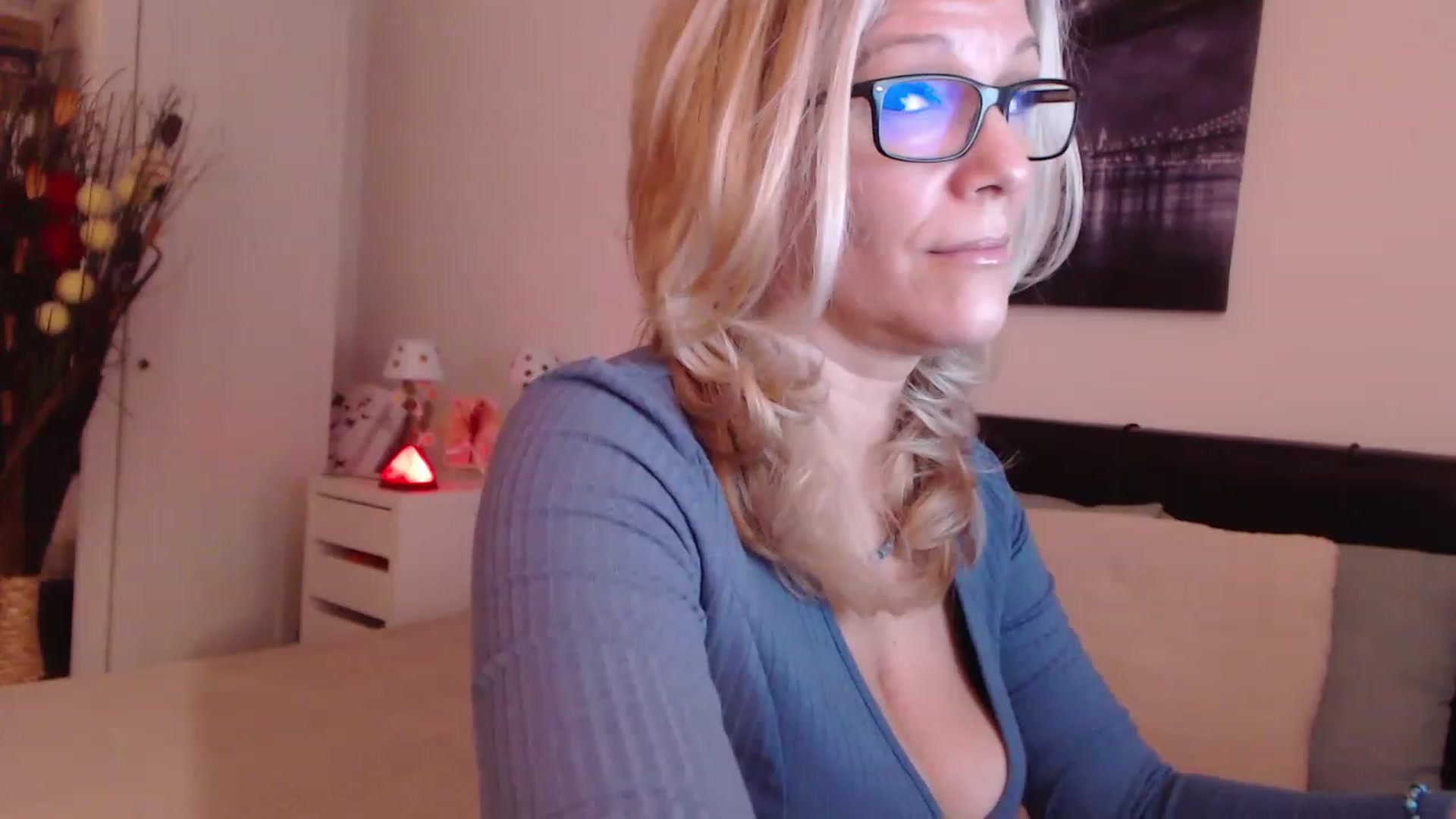 Gallery image thumbnail from Reeya71's myfreecams stream on, 12/08/2022, 07:53 image 19 of 20