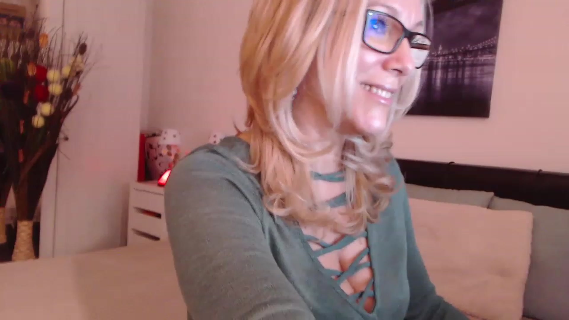 Gallery image thumbnail from Reeya71's myfreecams stream on, 12/09/2022, 09:11 image 1 of 20