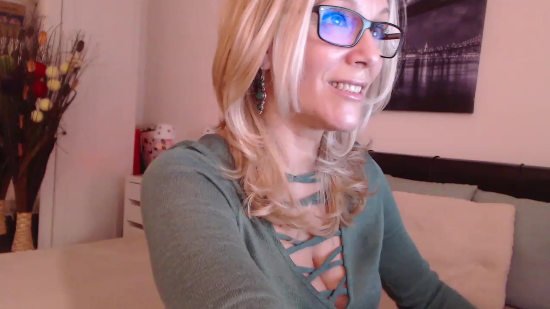Gallery image thumbnail from Reeya71's myfreecams stream on, 12/09/2022, 09:11 image 7 of 20