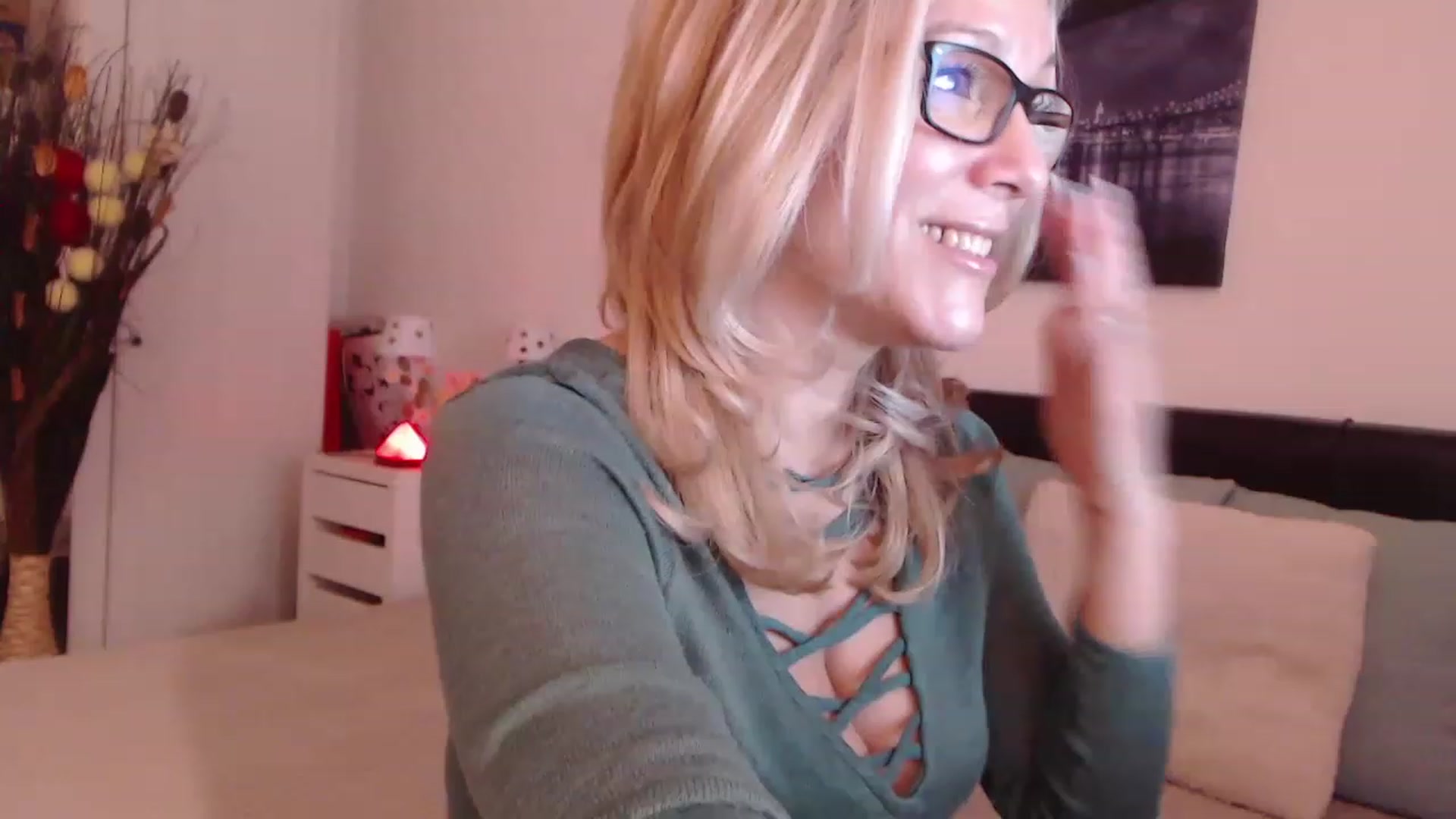 Gallery image thumbnail from Reeya71's myfreecams stream on, 12/09/2022, 10:06 image 8 of 20