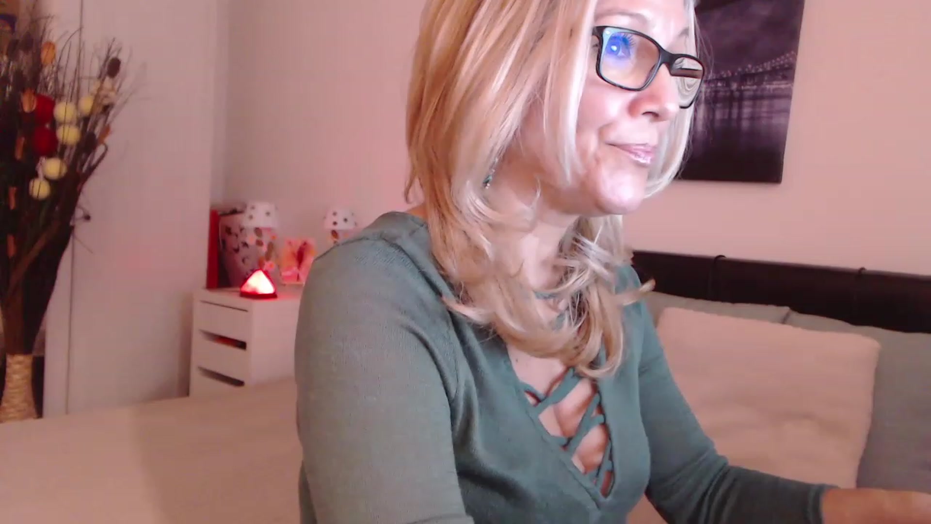 Gallery image thumbnail from Reeya71's myfreecams stream on, 12/09/2022, 10:06 image 4 of 20