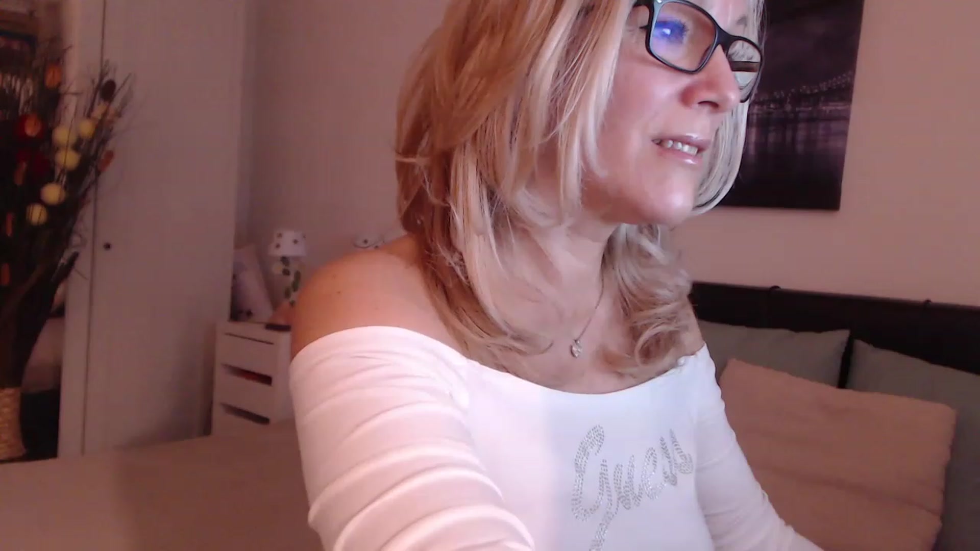 Gallery image thumbnail from Reeya71's myfreecams stream on, 12/12/2022, 03:16 image 7 of 20