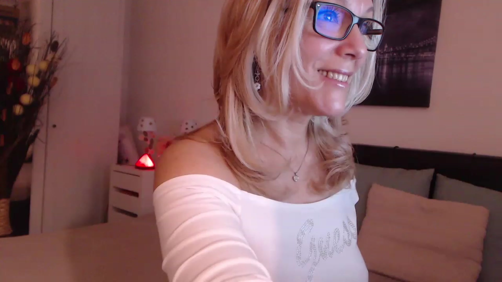 Gallery image thumbnail from Reeya71's myfreecams stream on, 12/12/2022, 03:16 image 10 of 20