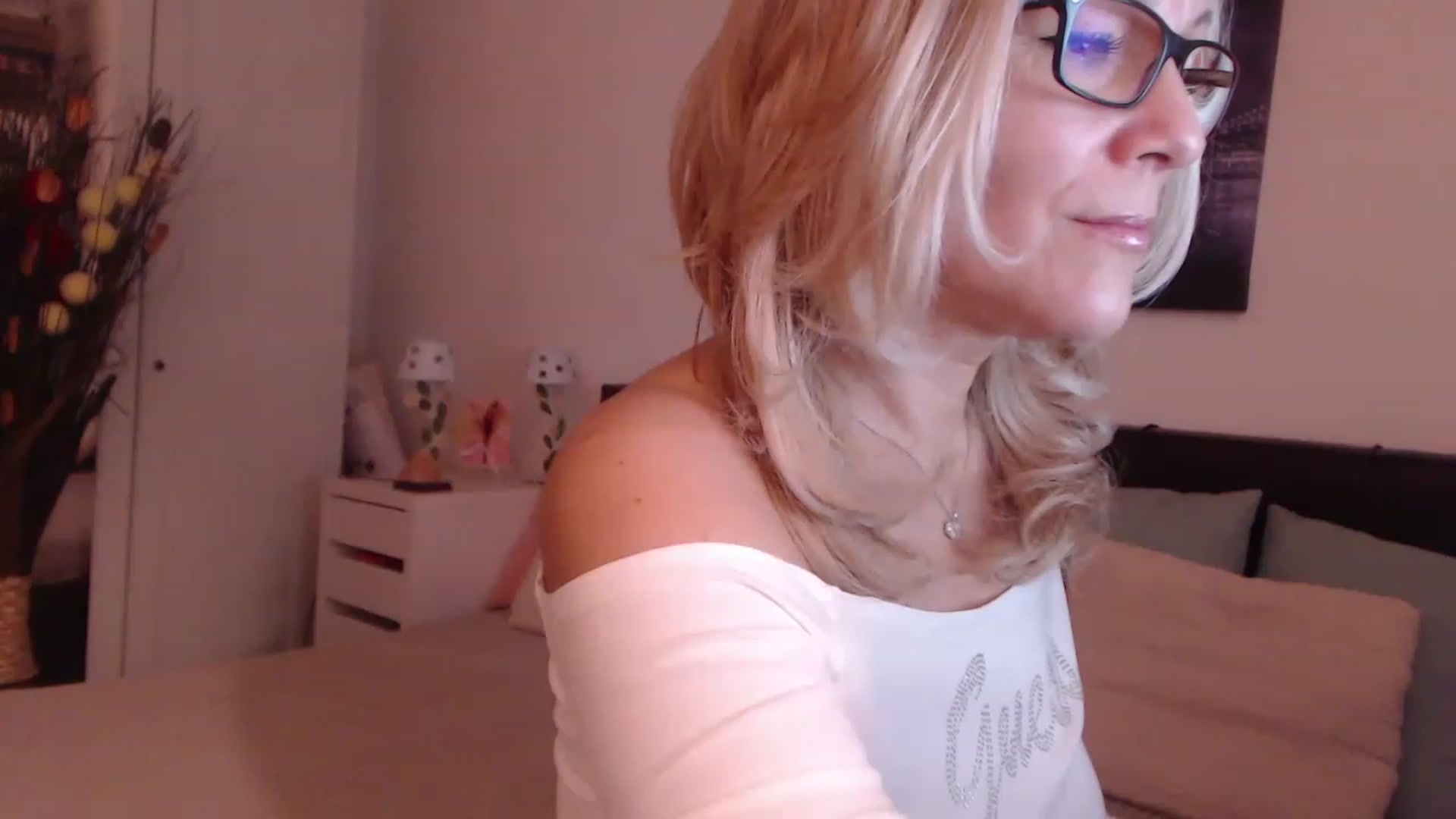 Gallery image thumbnail from Reeya71's myfreecams stream on, 12/12/2022, 03:16 image 1 of 20