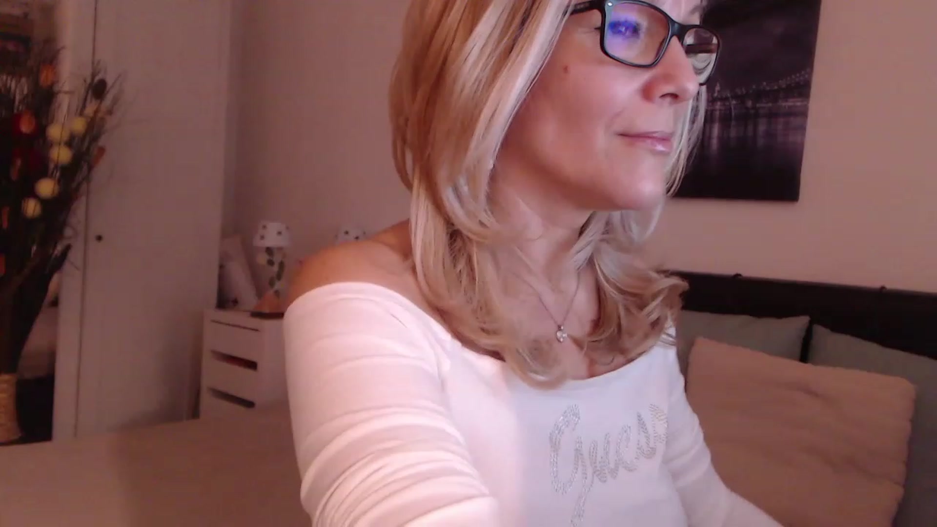 Gallery image thumbnail from Reeya71's myfreecams stream on, 12/12/2022, 04:05 image 1 of 20