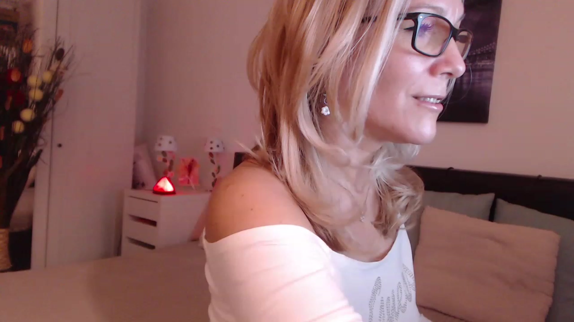 Gallery image thumbnail from Reeya71's myfreecams stream on, 12/12/2022, 04:05 image 10 of 20
