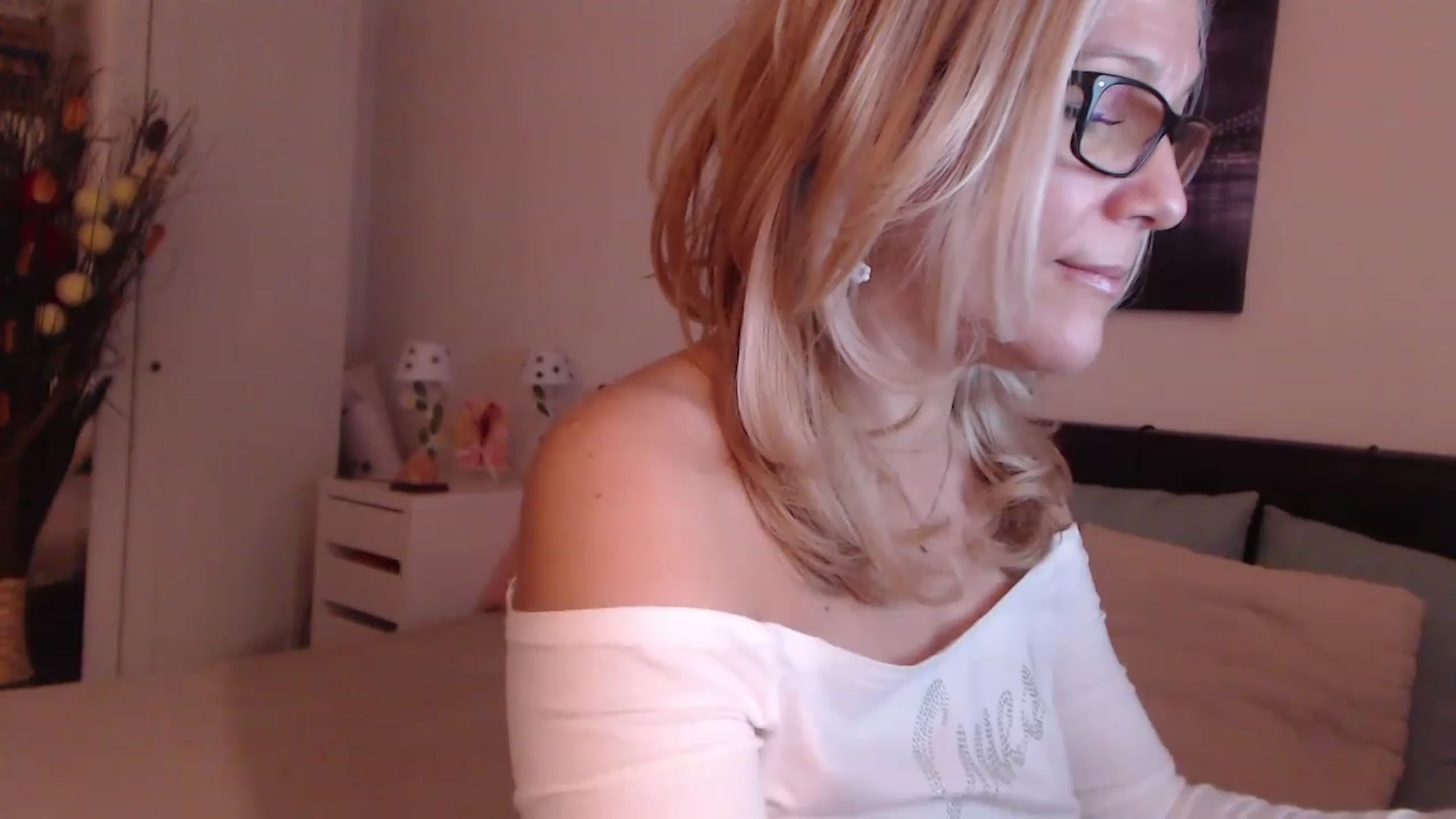 Gallery image thumbnail from Reeya71's myfreecams stream on, 12/12/2022, 05:20 image 13 of 20
