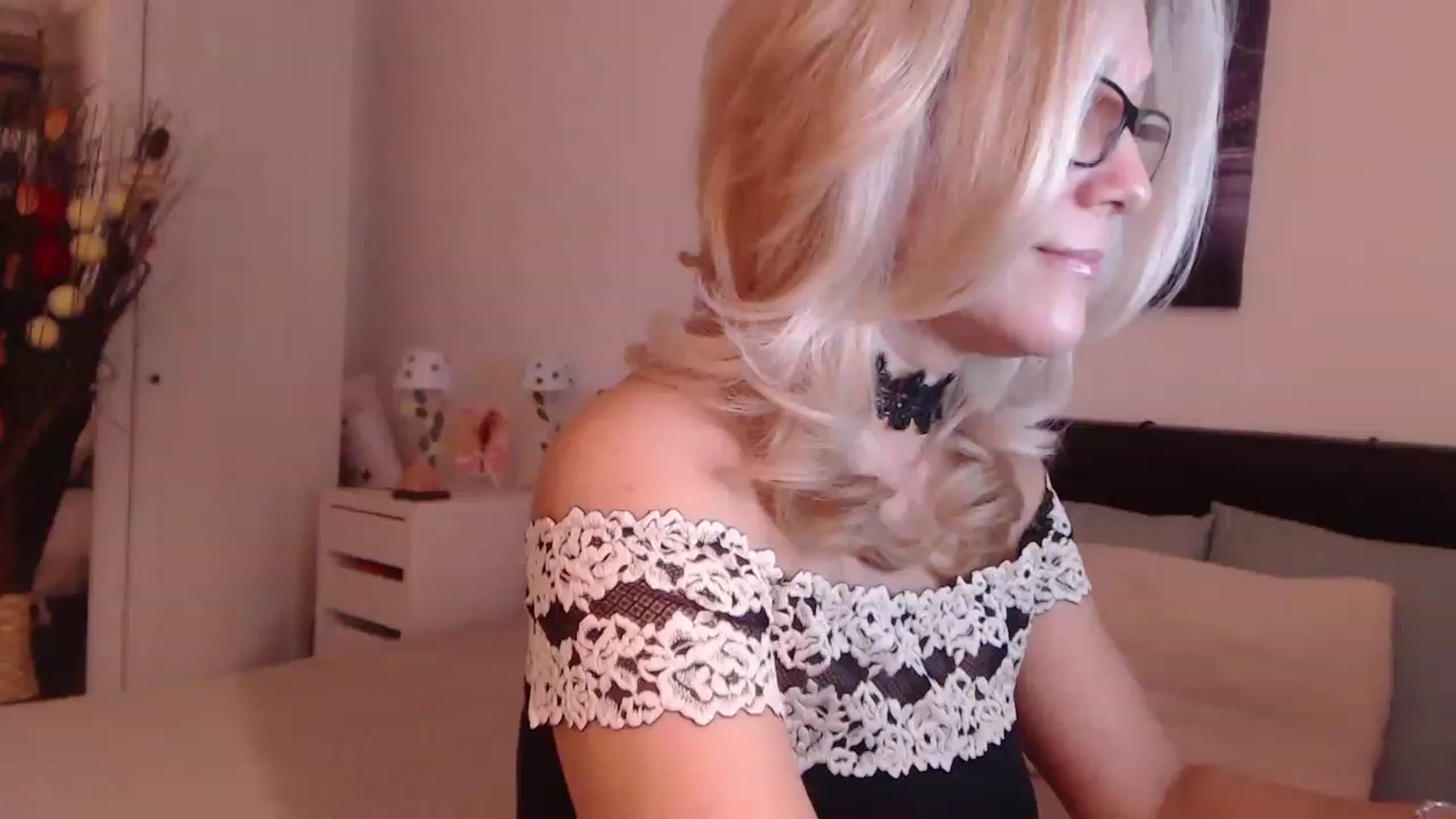 Gallery image thumbnail from Reeya71's myfreecams stream on, 12/13/2022, 01:48 image 10 of 20