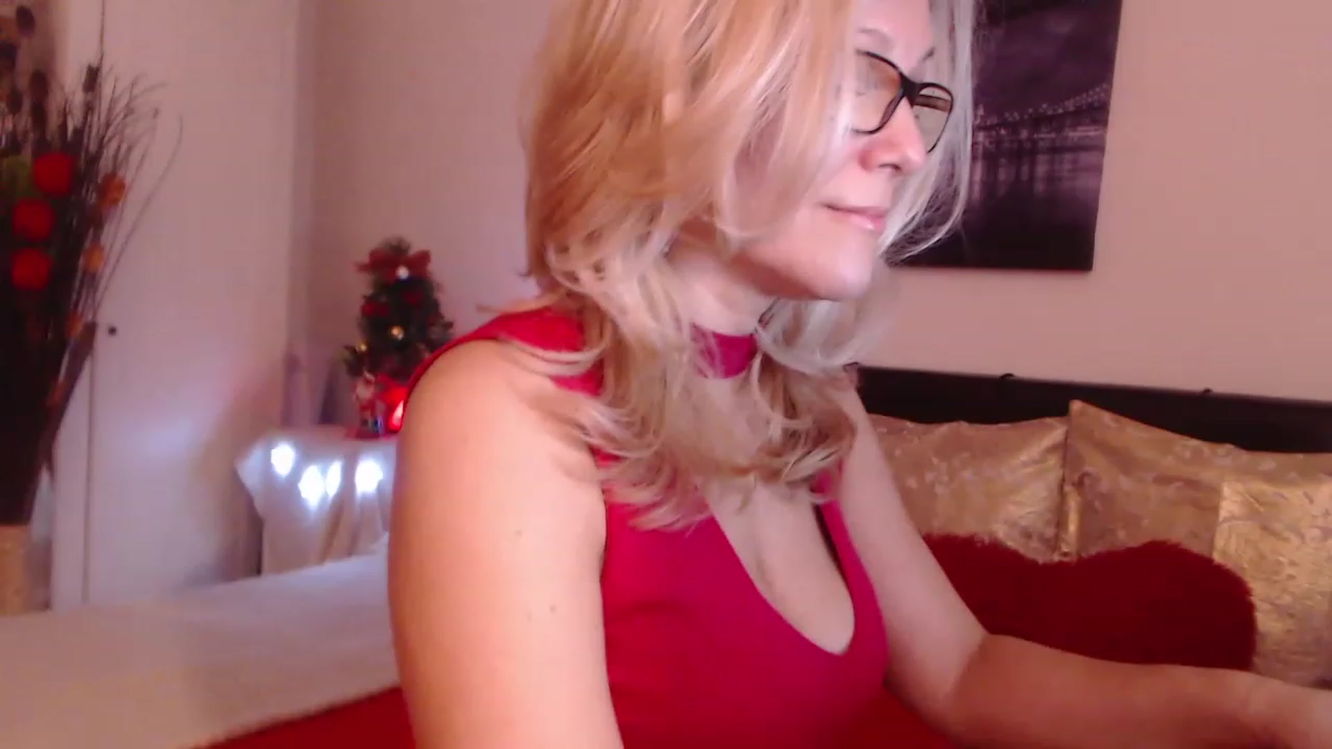 Gallery image thumbnail from Reeya71's myfreecams stream on, 12/19/2022, 03:38 image 6 of 20