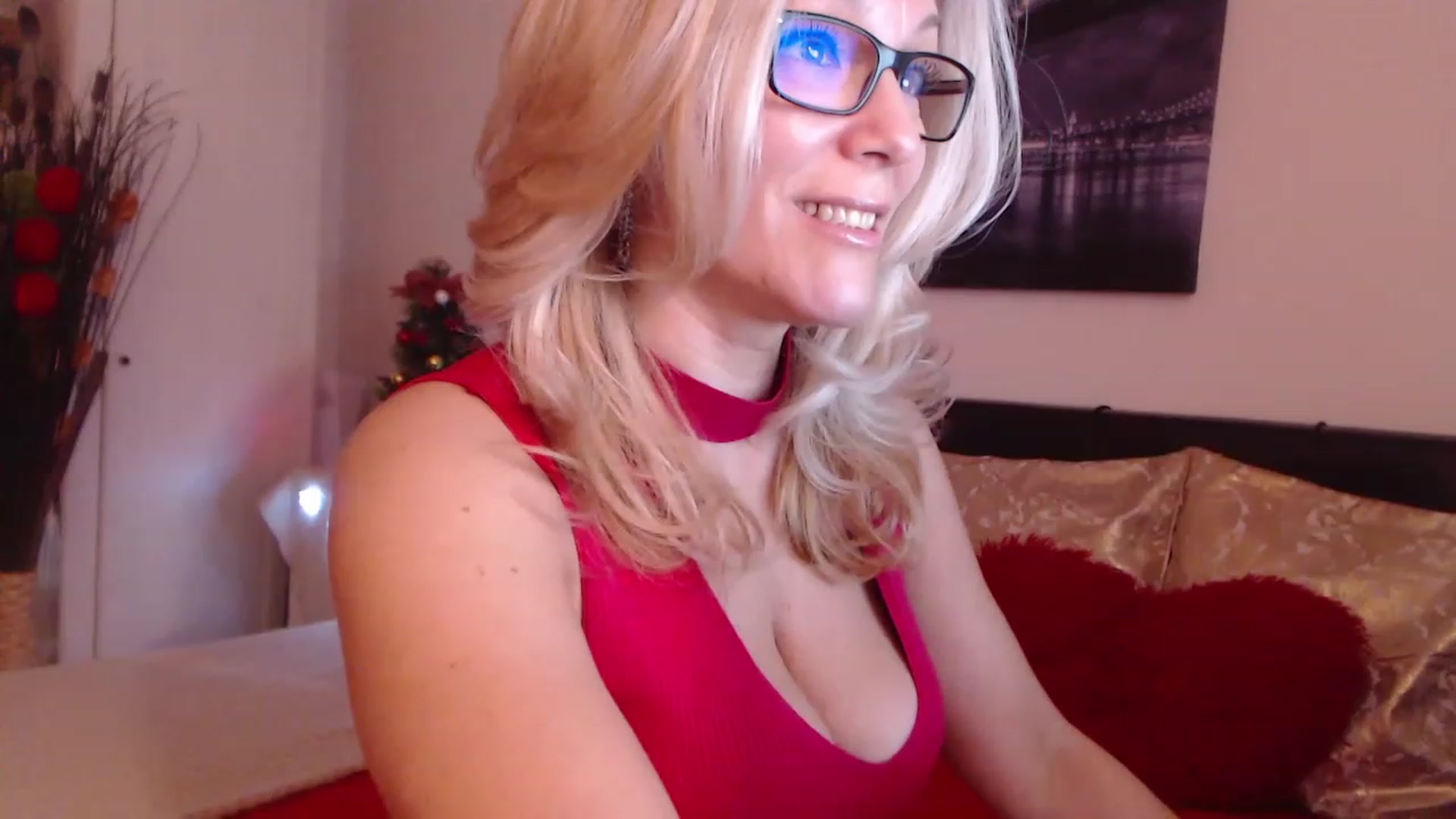 Gallery image thumbnail from Reeya71's myfreecams stream on, 12/19/2022, 06:04 image 6 of 20
