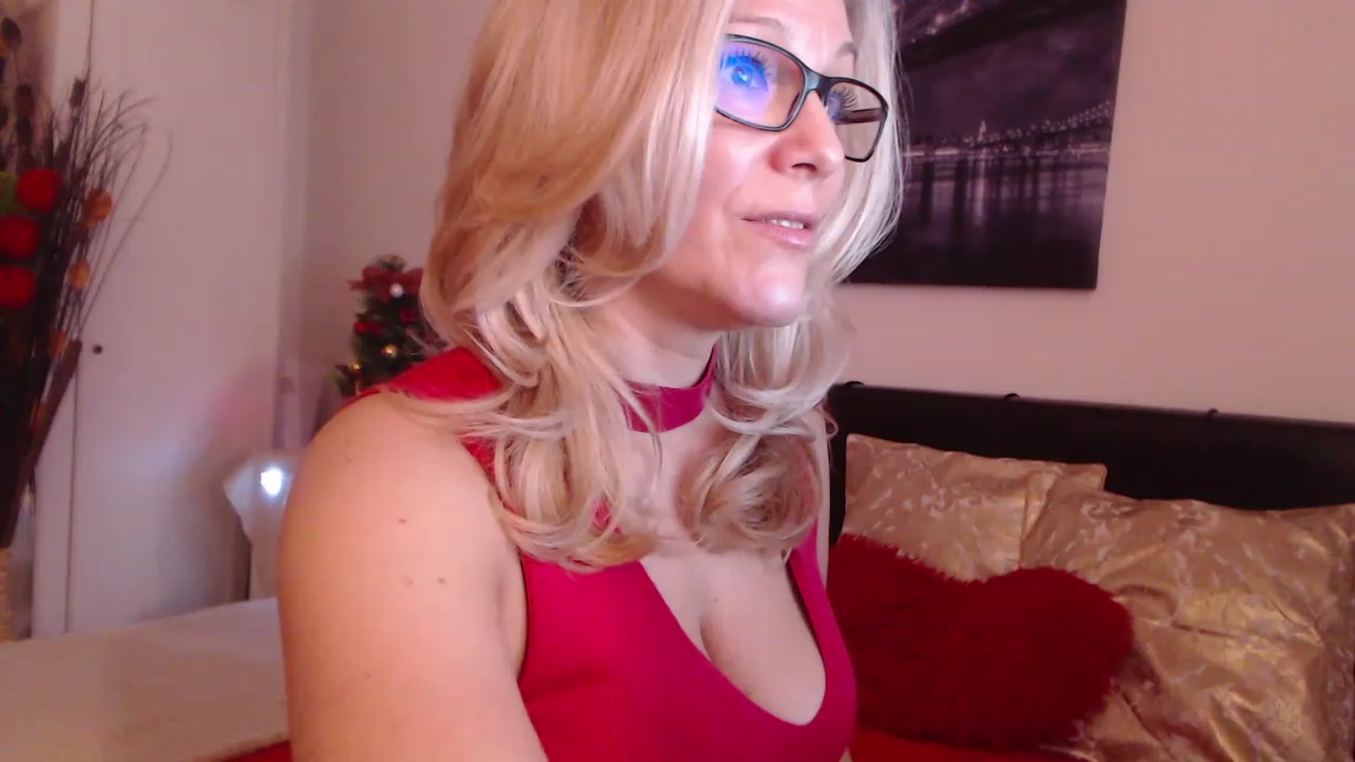 Gallery image thumbnail from Reeya71's myfreecams stream on, 12/19/2022, 09:52 image 12 of 20