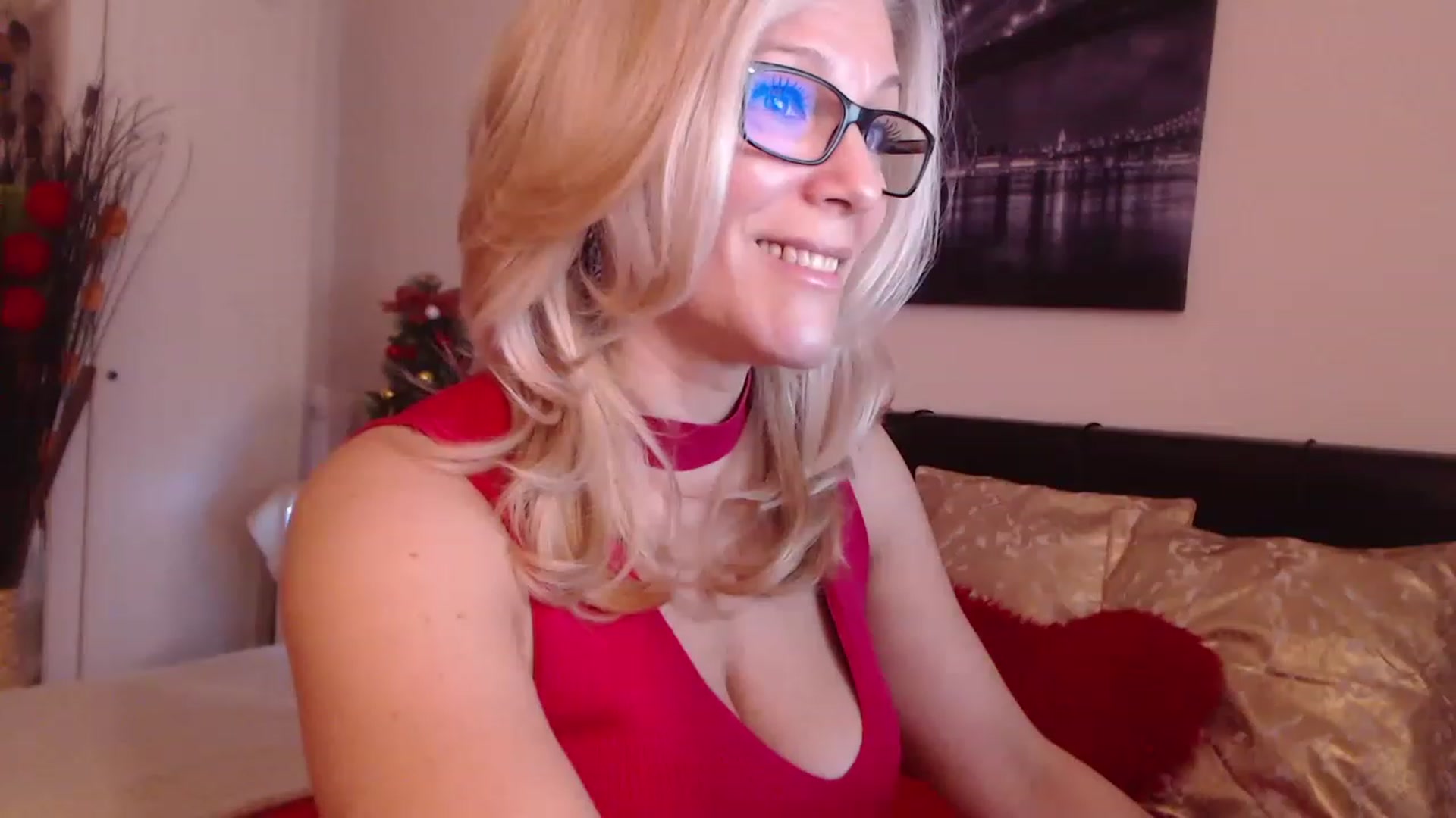 Gallery image thumbnail from Reeya71's myfreecams stream on, 12/19/2022, 09:52 image 6 of 20