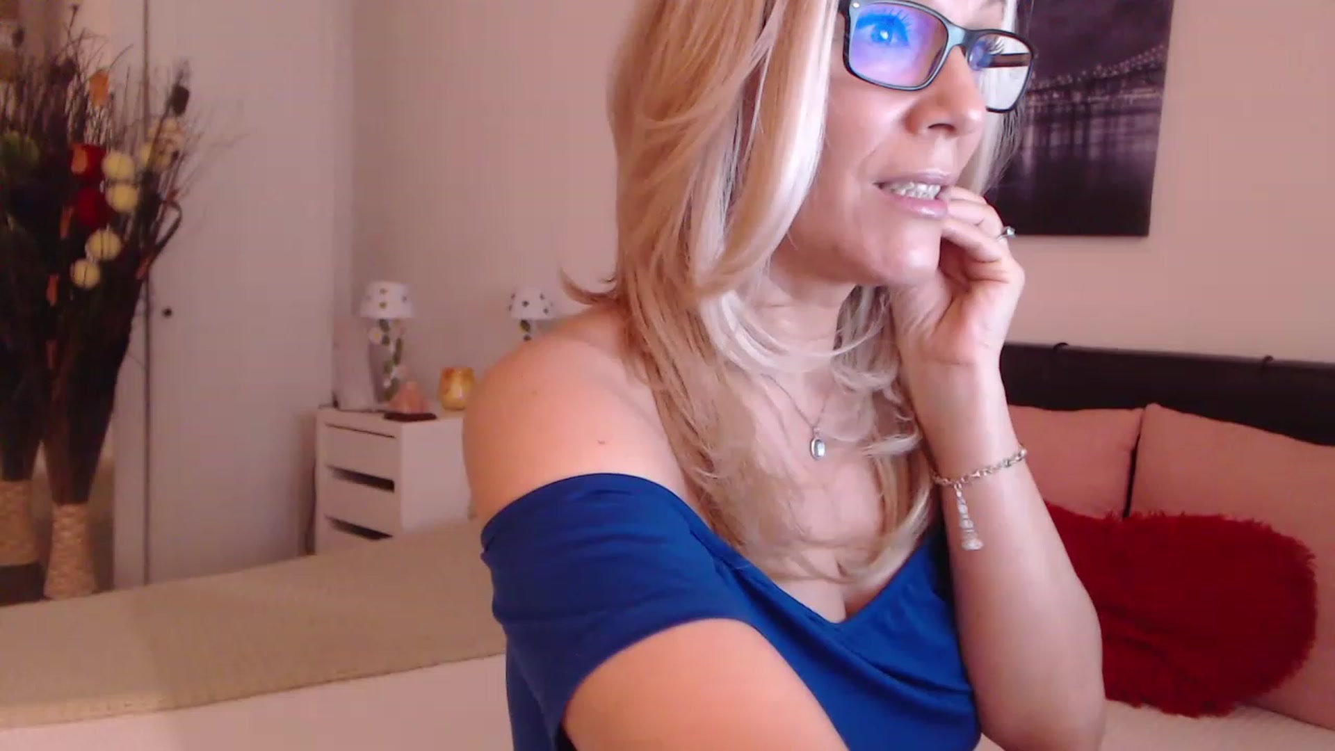 Gallery image thumbnail from Reeya71's myfreecams stream on, 02/06/2023, 08:30 image 5 of 20