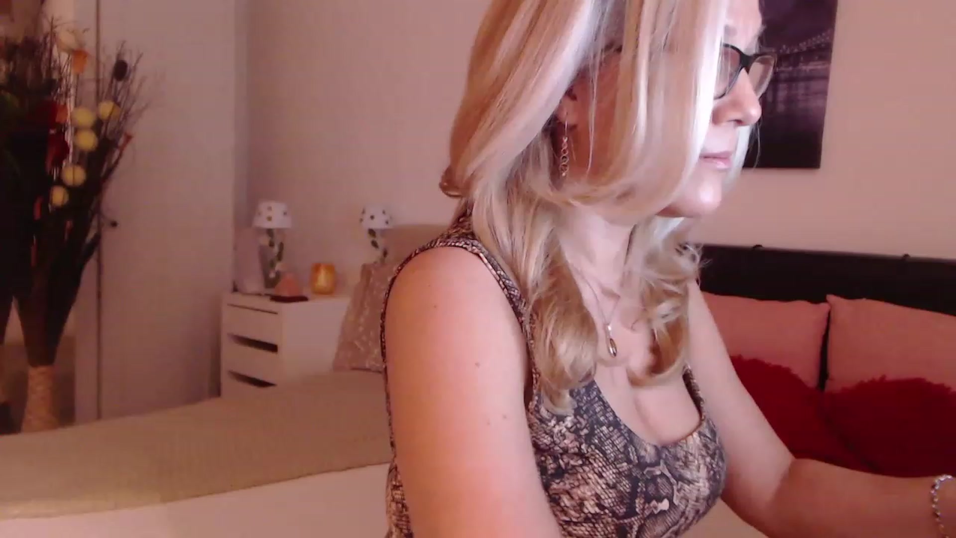 Gallery image thumbnail from Reeya71's myfreecams stream on, 02/14/2023, 02:00 image 17 of 20