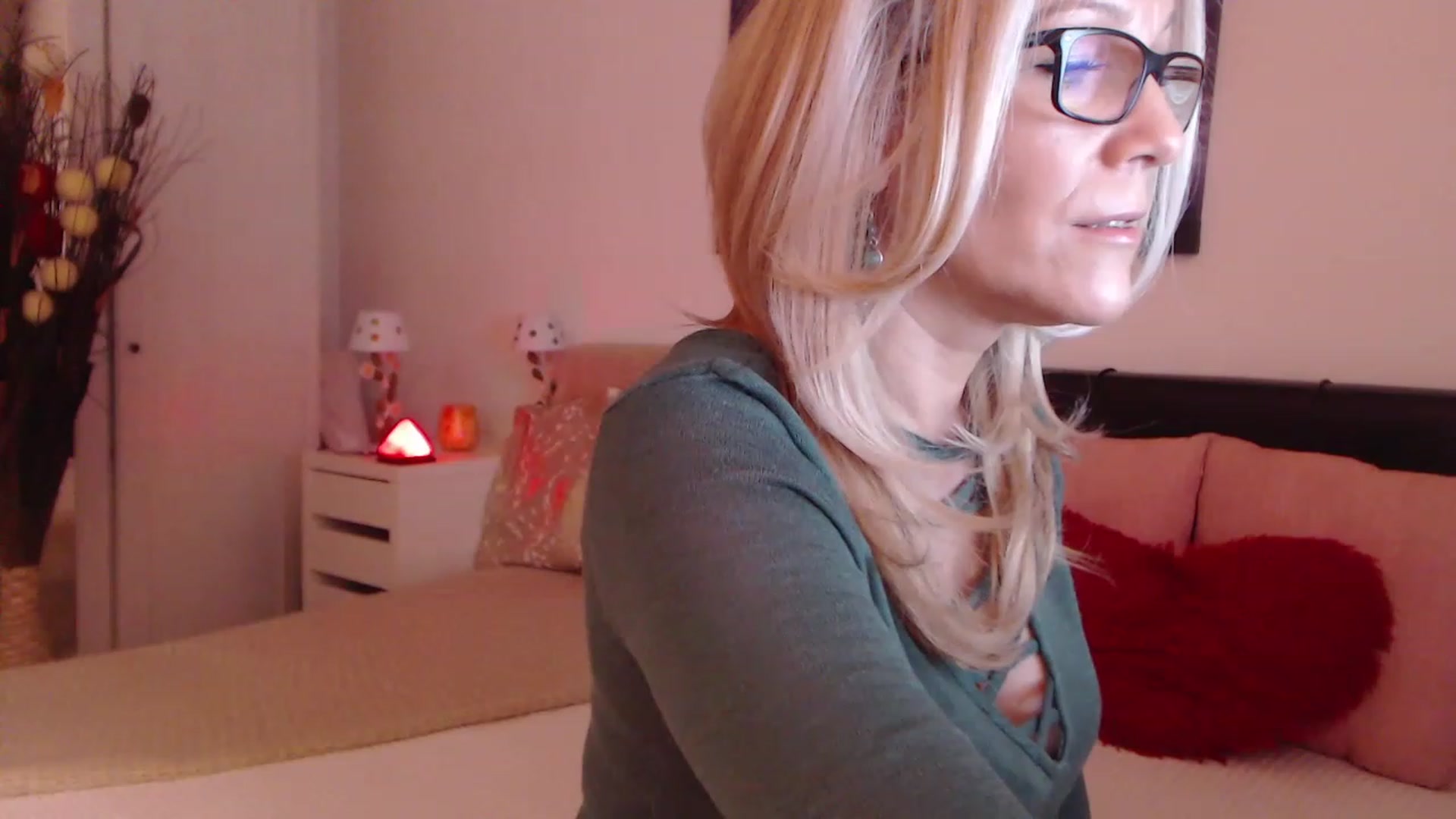 Gallery image thumbnail from Reeya71's myfreecams stream on, 02/15/2023, 03:58 image 6 of 20