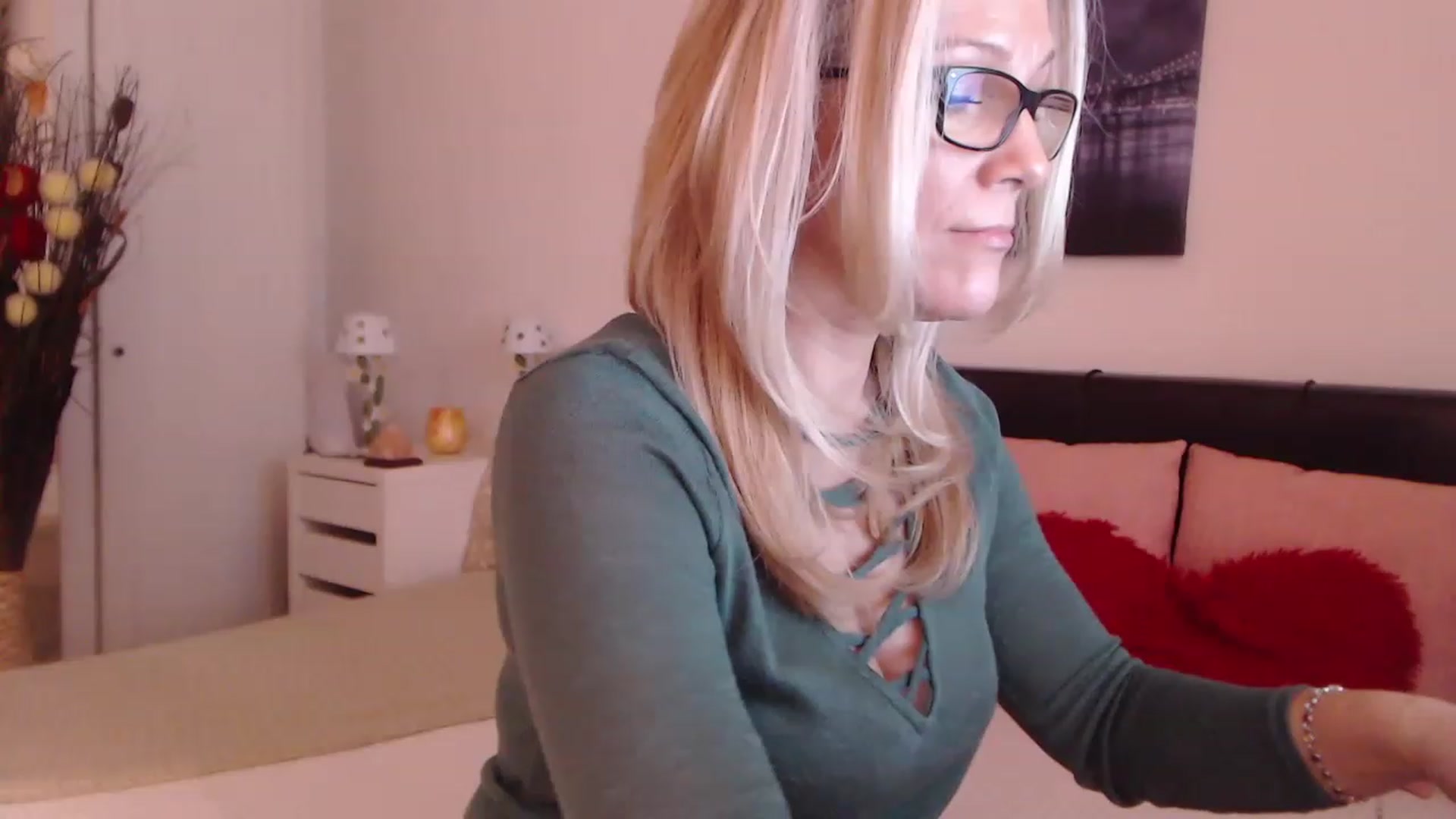 Gallery image thumbnail from Reeya71's myfreecams stream on, 02/15/2023, 07:40 image 5 of 20