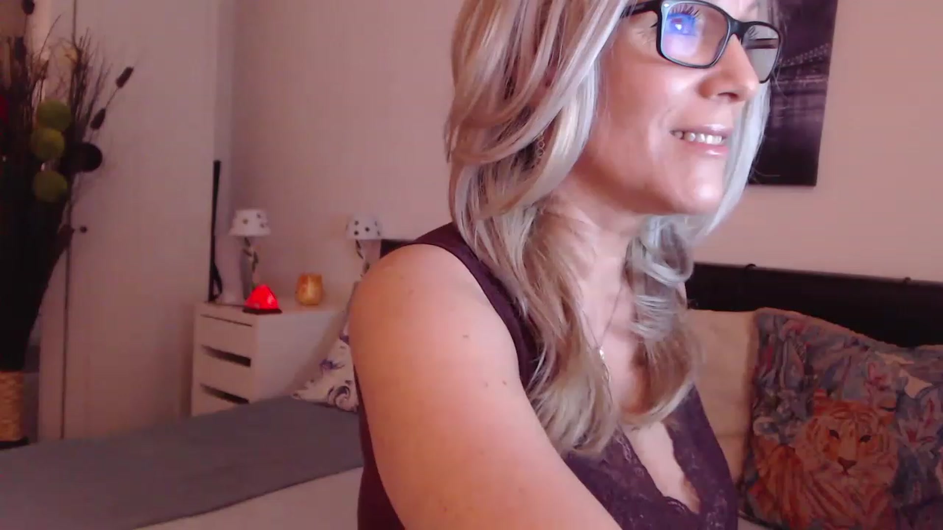 Gallery image thumbnail from Reeya71's myfreecams stream on, 03/01/2023, 02:56 image 10 of 20