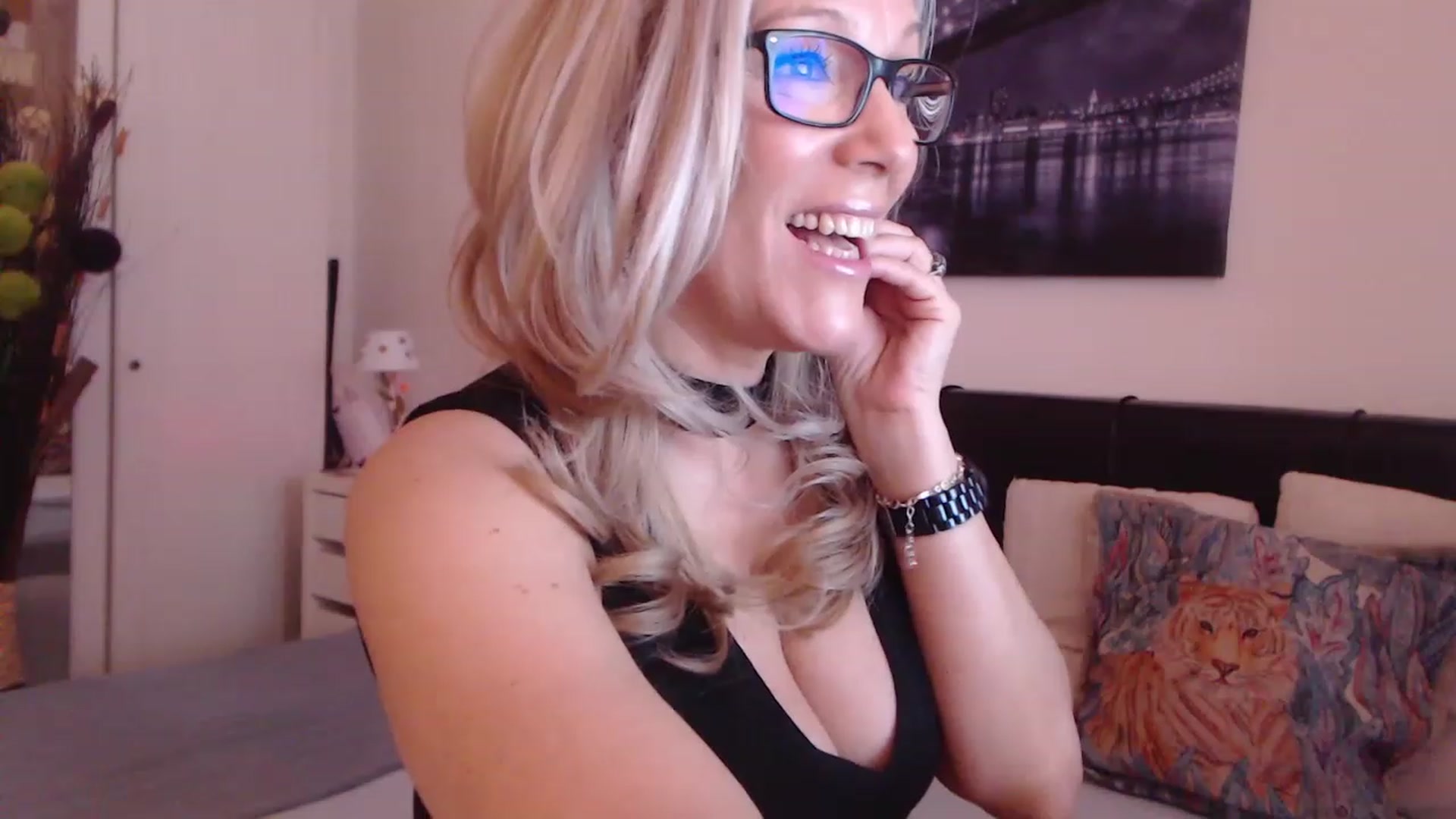 Gallery image thumbnail from Reeya71's myfreecams stream on, 03/13/2023, 06:13 image 19 of 20