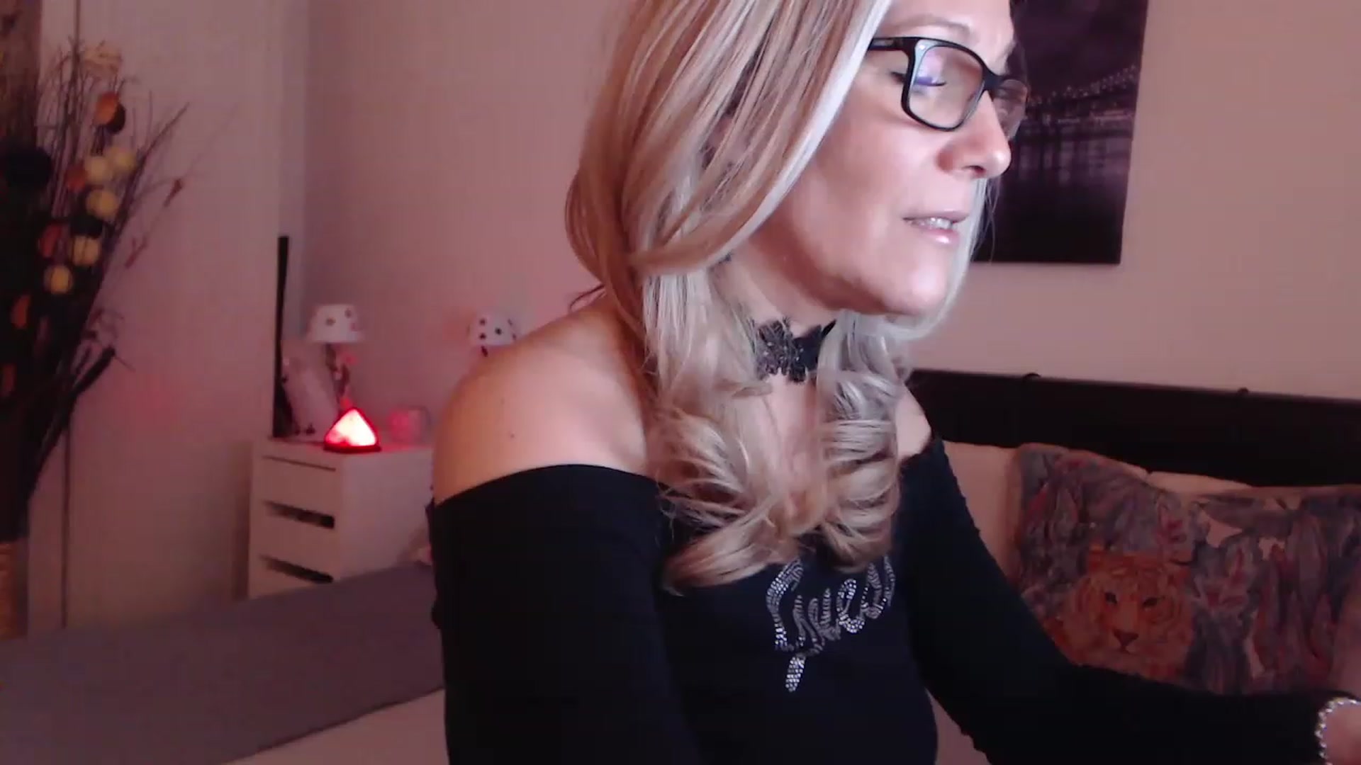 Gallery image thumbnail from Reeya71's myfreecams stream on, 03/15/2023, 02:47 image 16 of 20