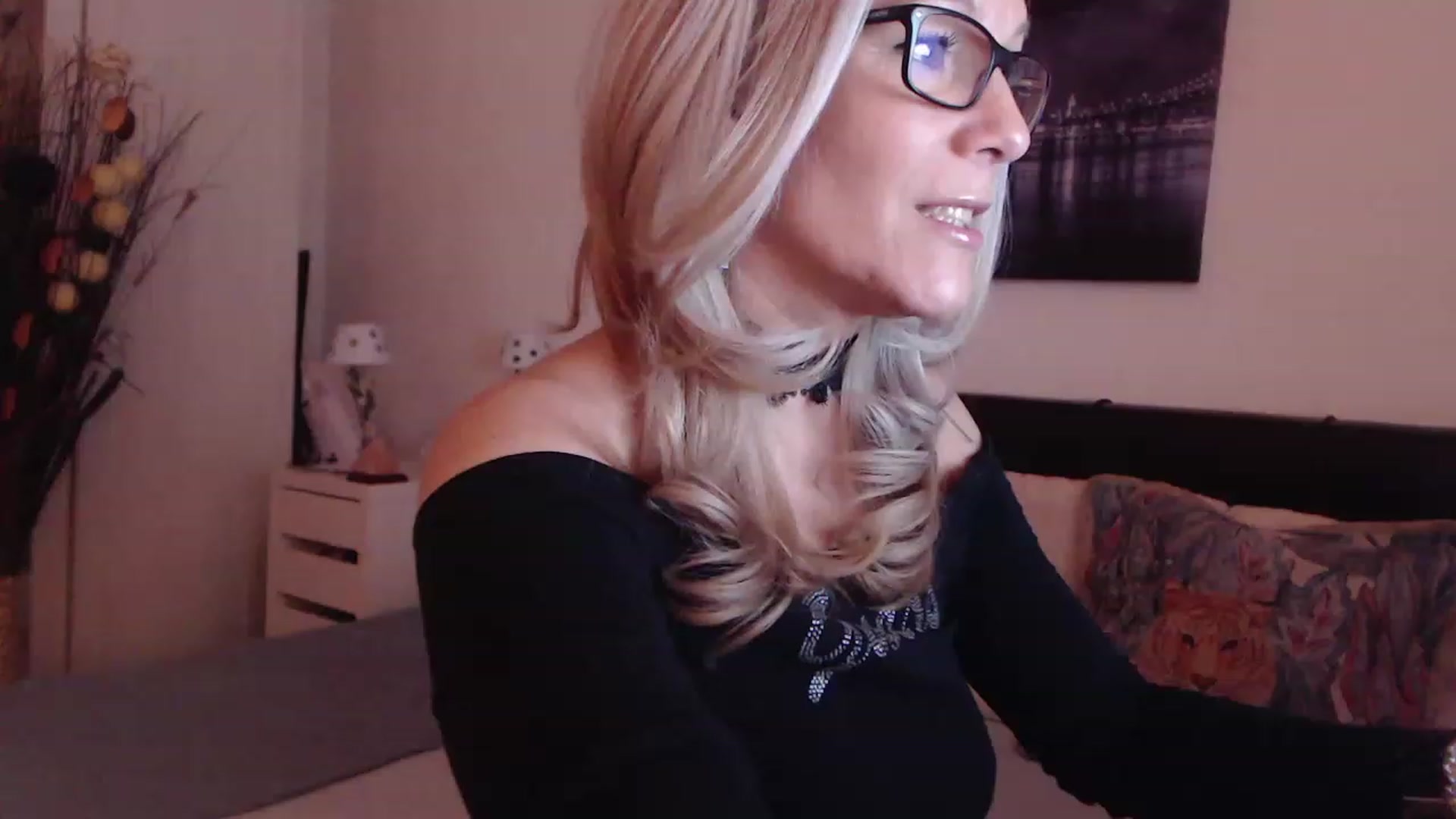 Gallery image thumbnail from Reeya71's myfreecams stream on, 03/15/2023, 02:47 image 6 of 20