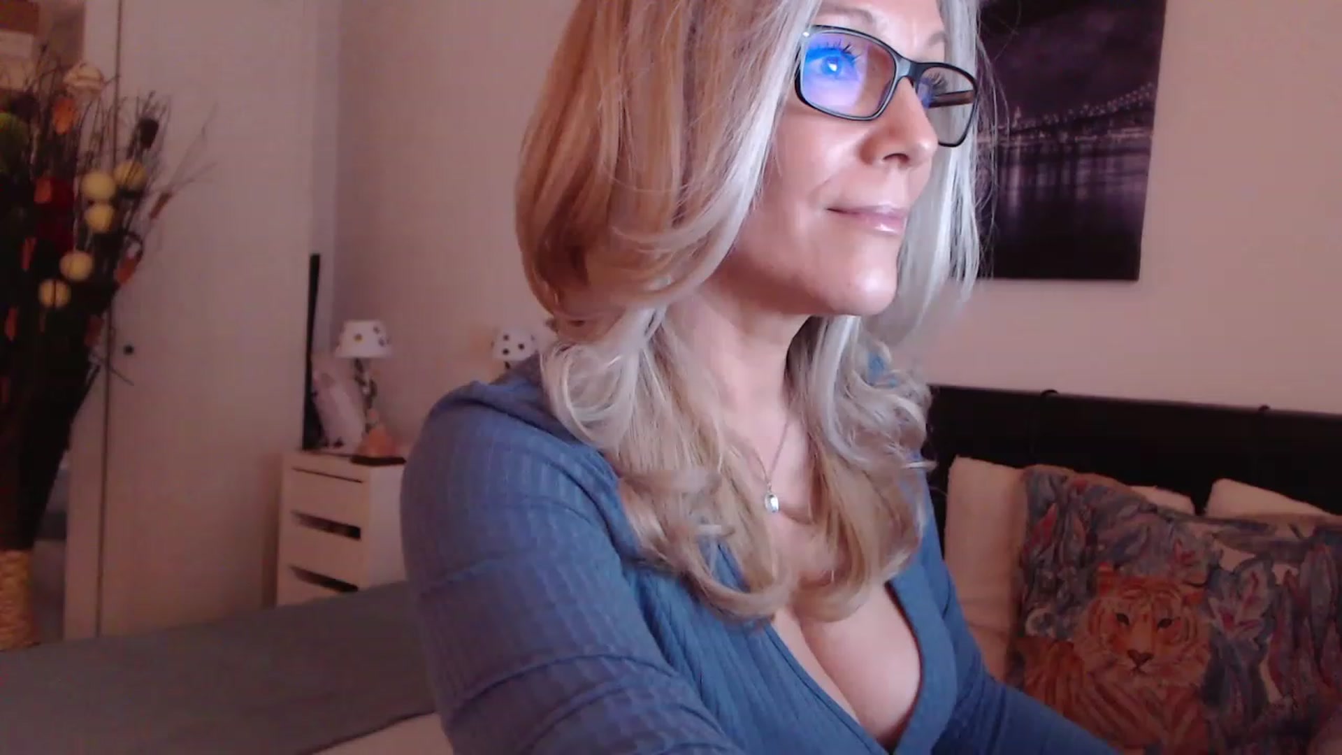 Gallery image thumbnail from Reeya71's myfreecams stream on, 03/16/2023, 06:21 image 6 of 20