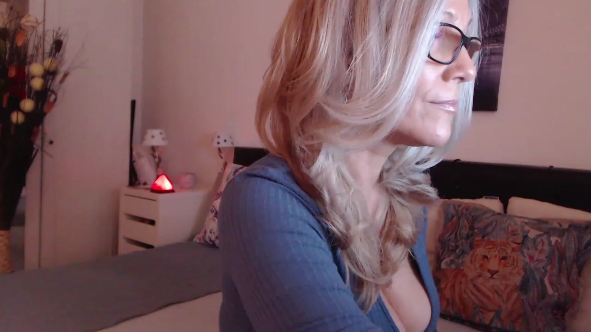 Gallery image thumbnail from Reeya71's myfreecams stream on, 03/16/2023, 07:36 image 6 of 20