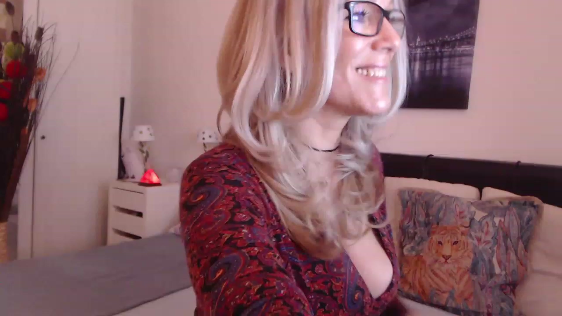 Gallery image thumbnail from Reeya71's myfreecams stream on, 03/17/2023, 08:03 image 10 of 20