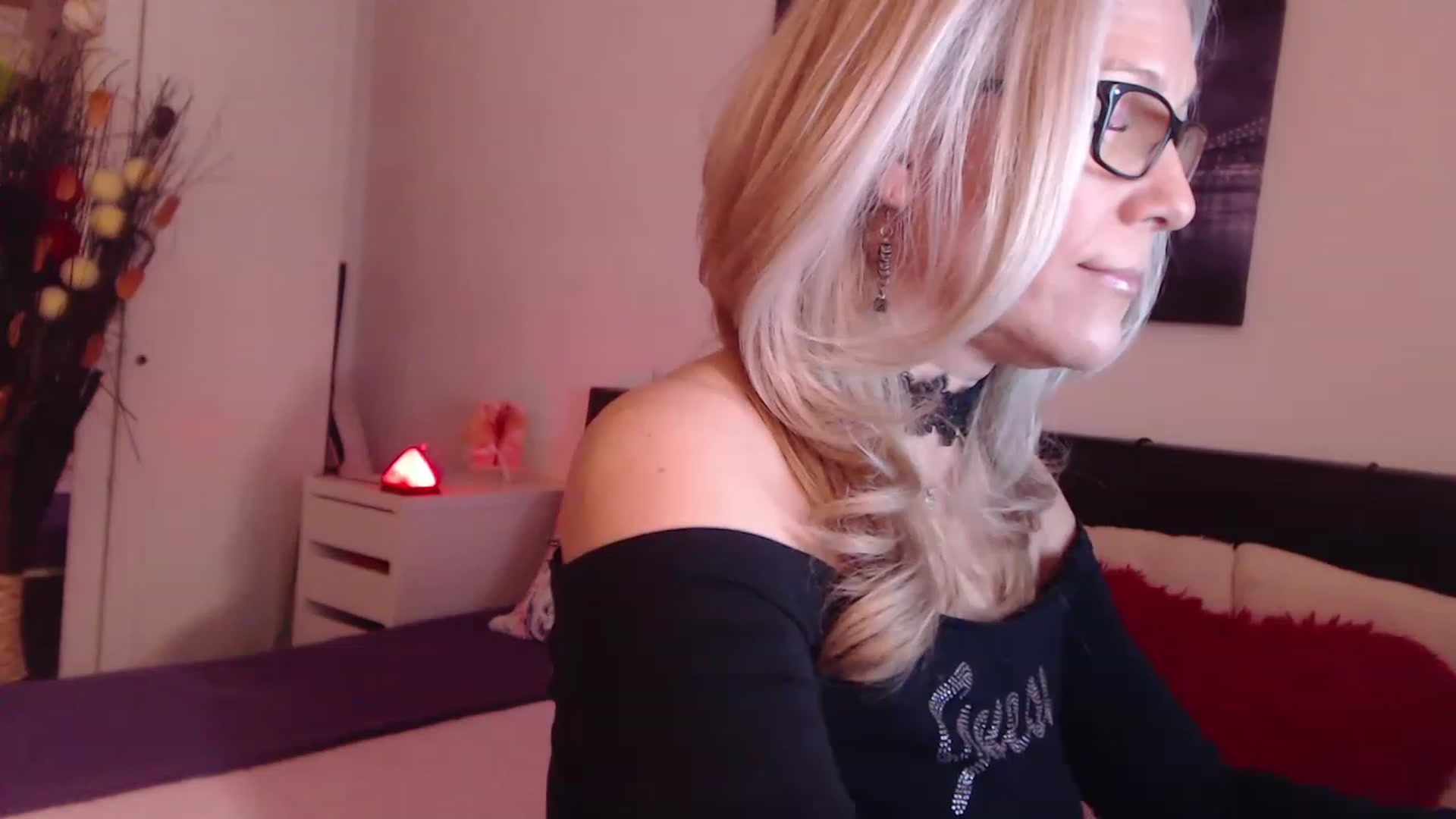 Gallery image thumbnail from Reeya71's myfreecams stream on, 03/22/2023, 24:43 image 17 of 20