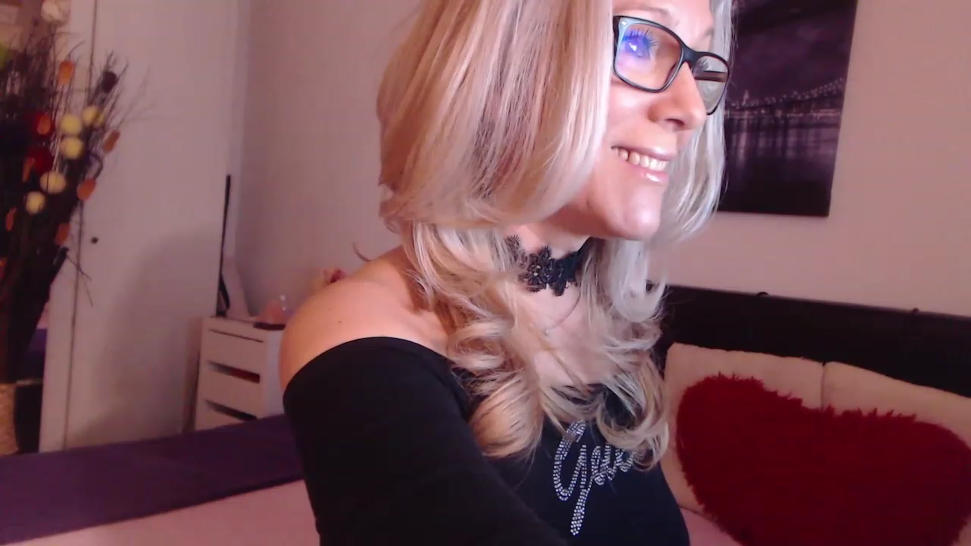 Gallery image thumbnail from Reeya71's myfreecams stream on, 03/22/2023, 24:43 image 10 of 20