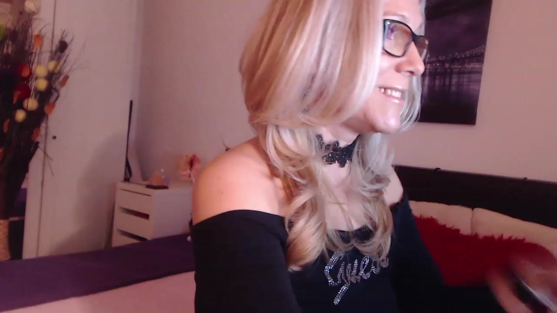 Gallery image thumbnail from Reeya71's myfreecams stream on, 03/22/2023, 24:43 image 7 of 20