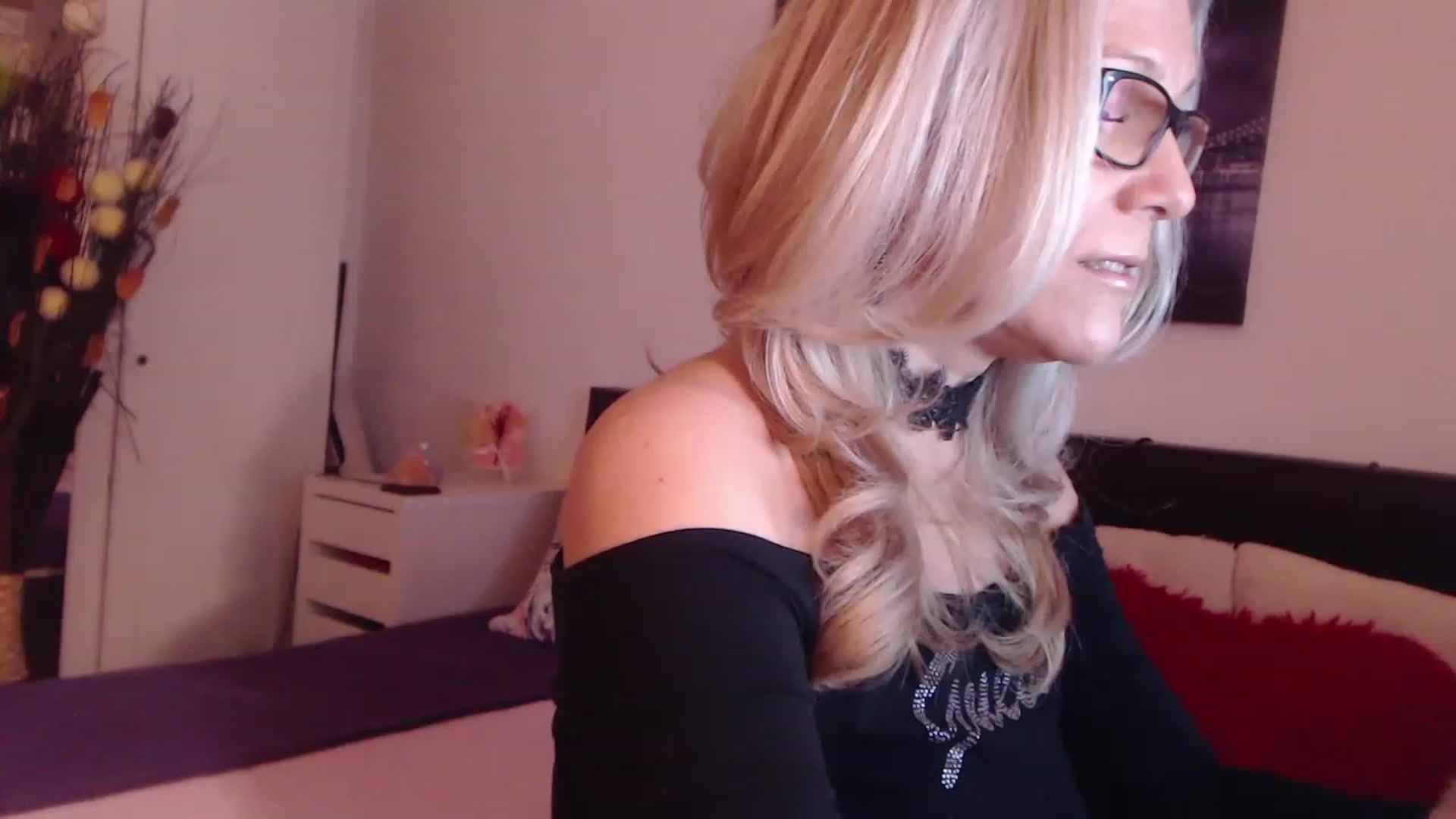 Gallery image thumbnail from Reeya71's myfreecams stream on, 03/22/2023, 24:43 image 8 of 20