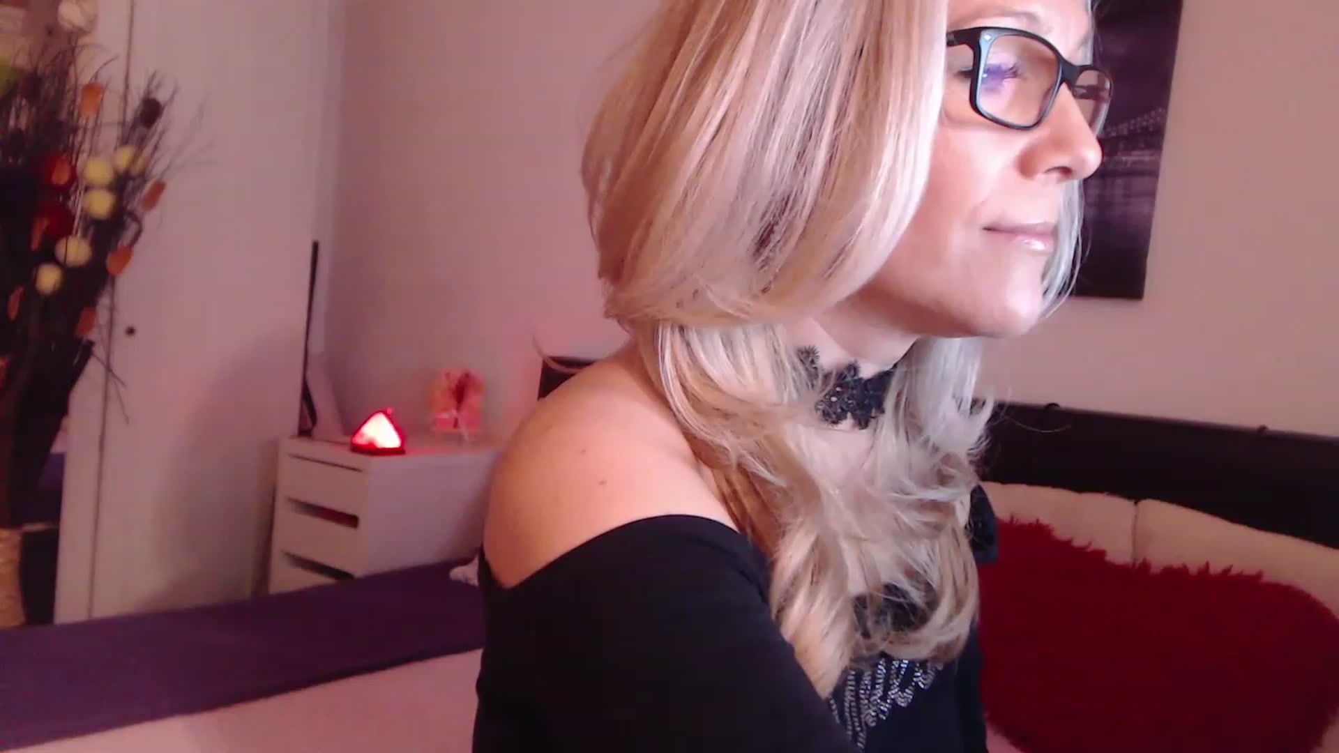 Gallery image thumbnail from Reeya71's myfreecams stream on, 03/22/2023, 24:43 image 6 of 20