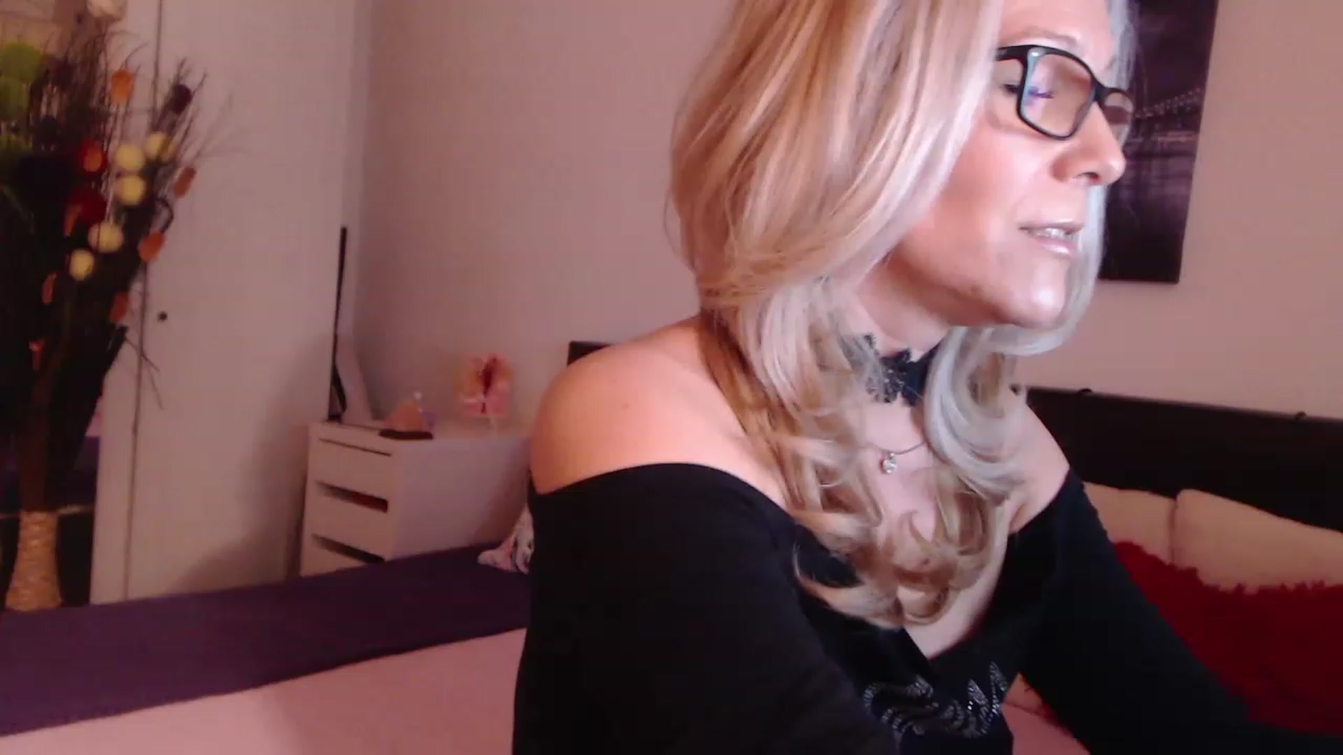 Gallery image thumbnail from Reeya71's myfreecams stream on, 03/22/2023, 02:12 image 3 of 20