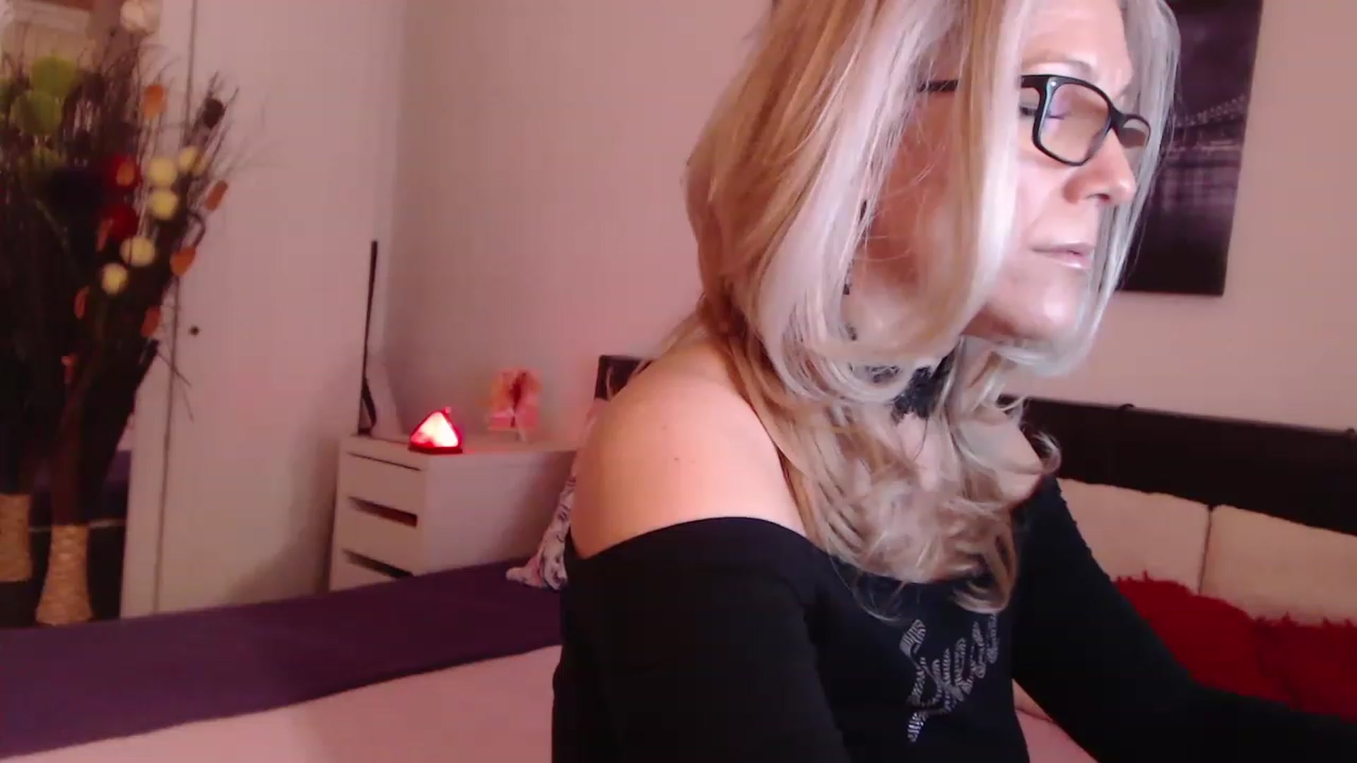 Gallery image thumbnail from Reeya71's myfreecams stream on, 03/22/2023, 07:25 image 15 of 20