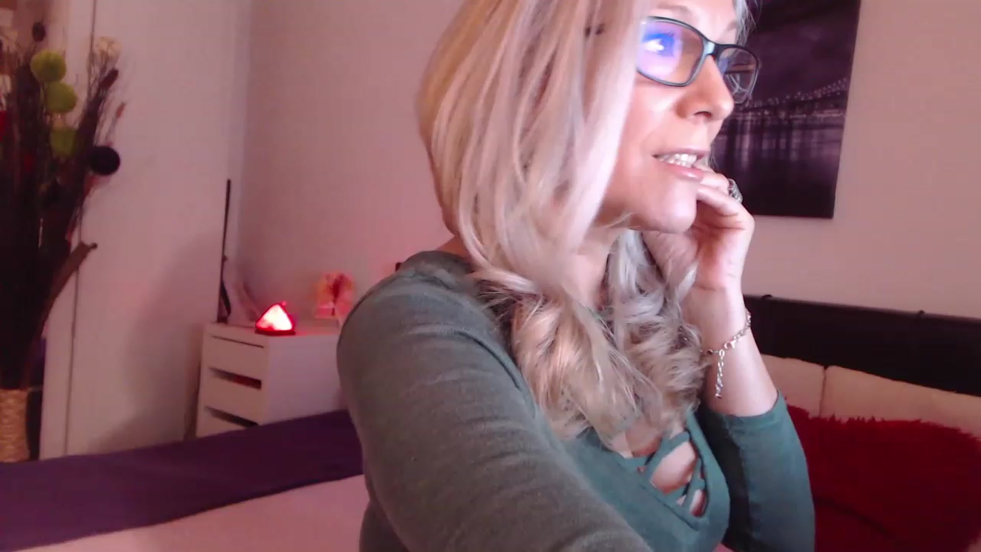 Gallery image thumbnail from Reeya71's myfreecams stream on, 03/24/2023, 01:16 image 4 of 20