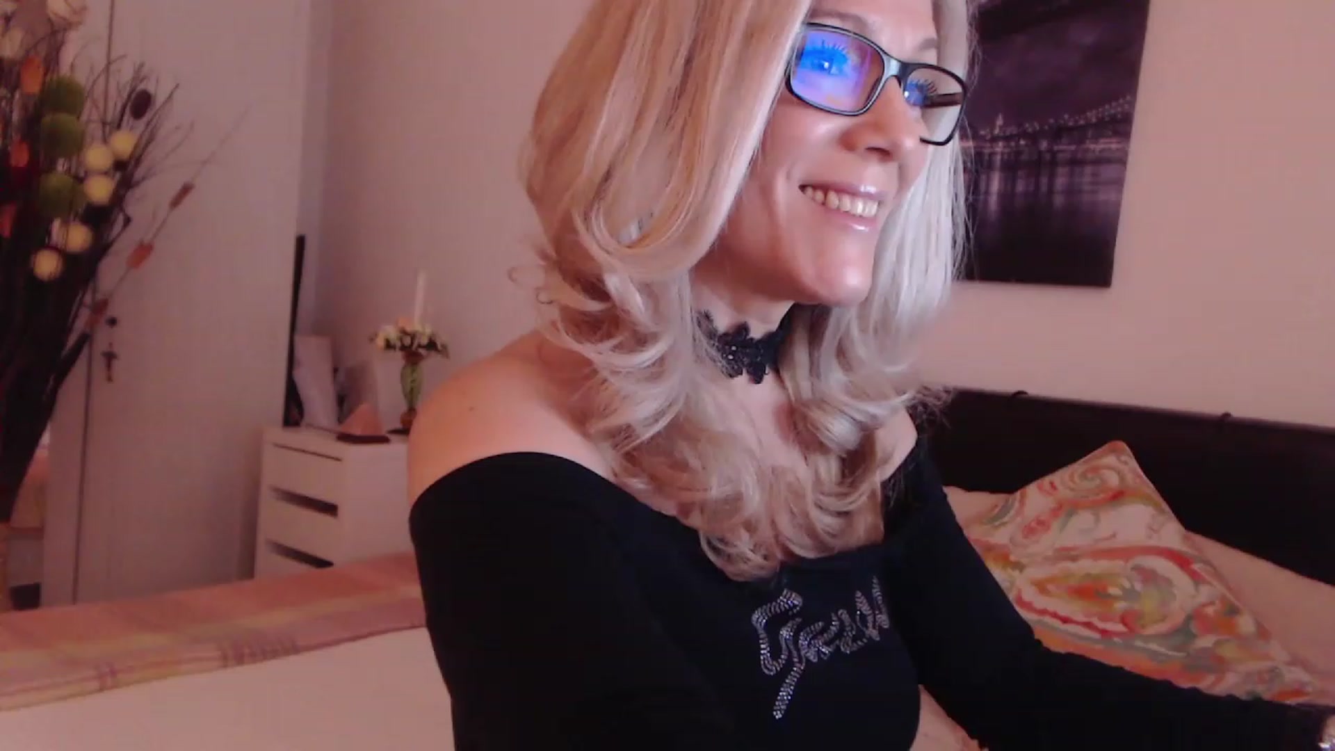 Gallery image thumbnail from Reeya71's myfreecams stream on, 04/13/2023, 01:13 image 8 of 20