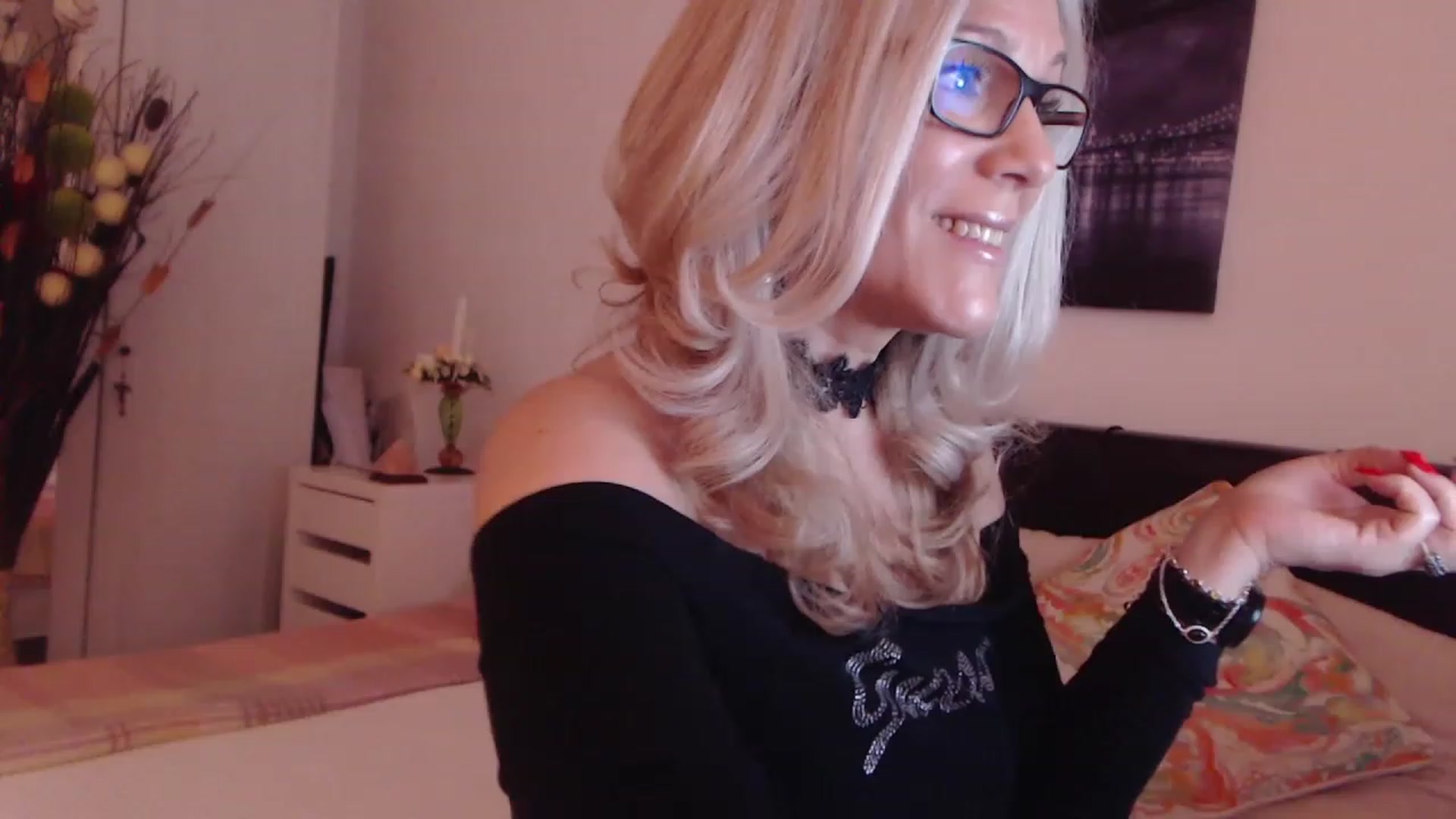 Gallery image thumbnail from Reeya71's myfreecams stream on, 04/13/2023, 01:13 image 18 of 20
