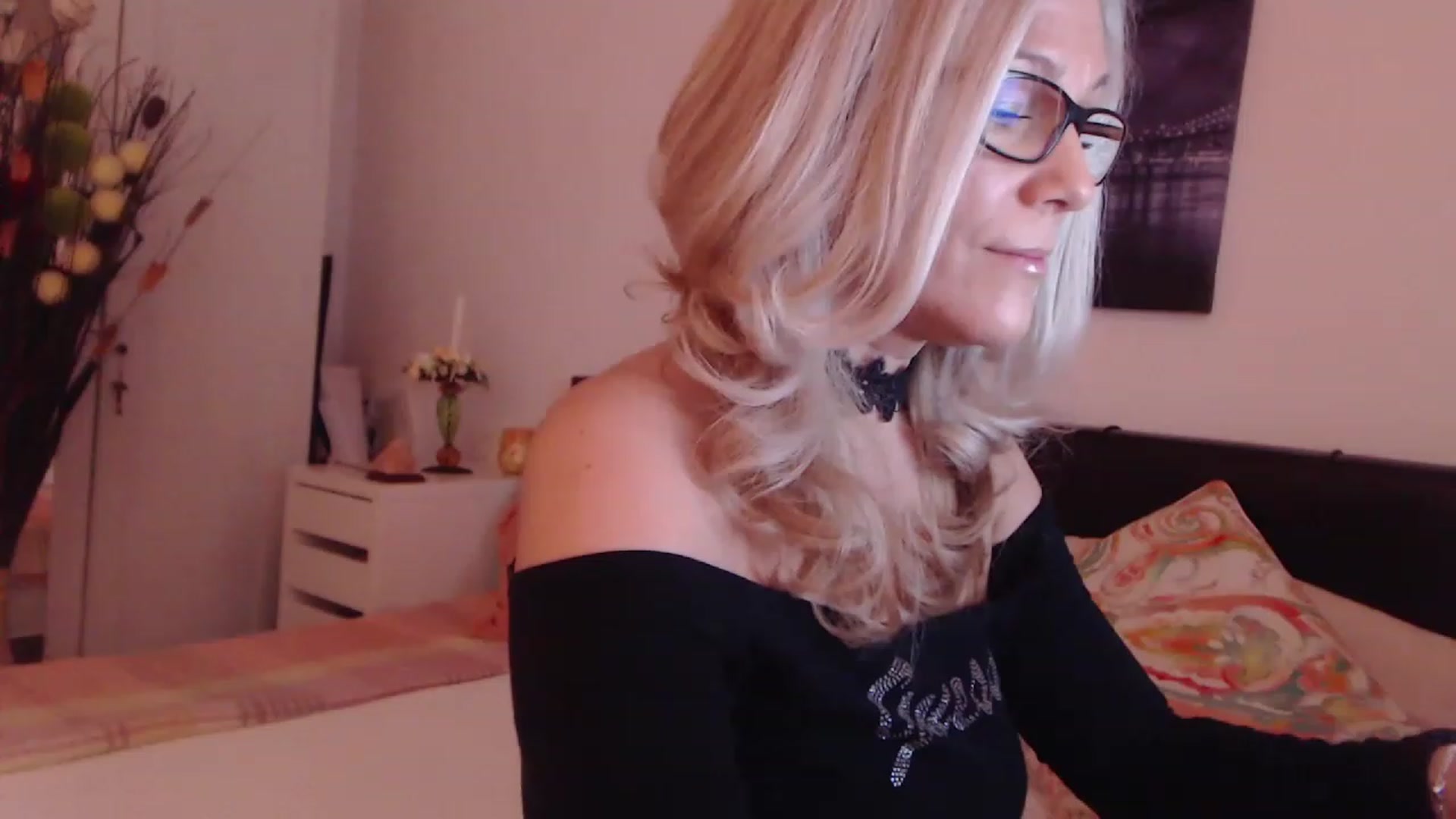 Gallery image thumbnail from Reeya71's myfreecams stream on, 04/13/2023, 01:13 image 9 of 20