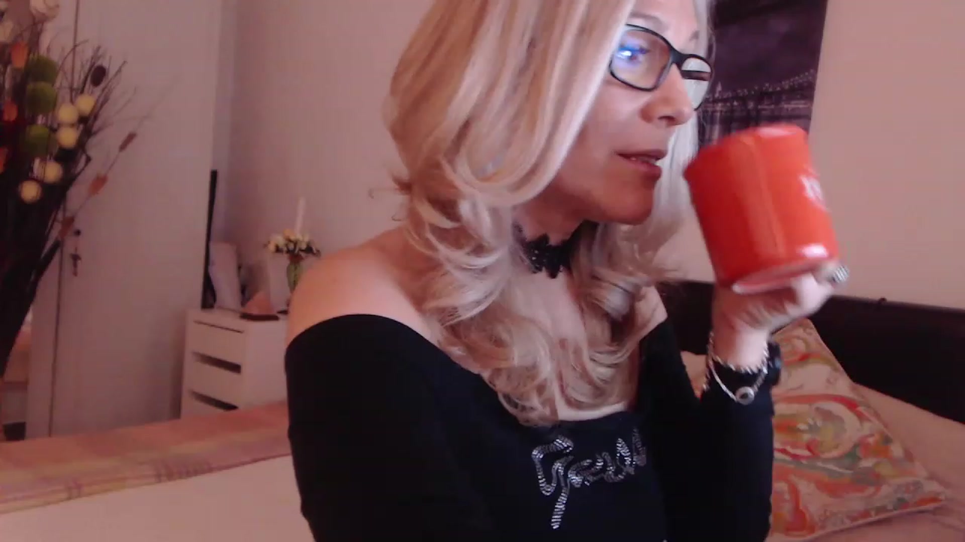 Gallery image thumbnail from Reeya71's myfreecams stream on, 04/13/2023, 01:13 image 4 of 20