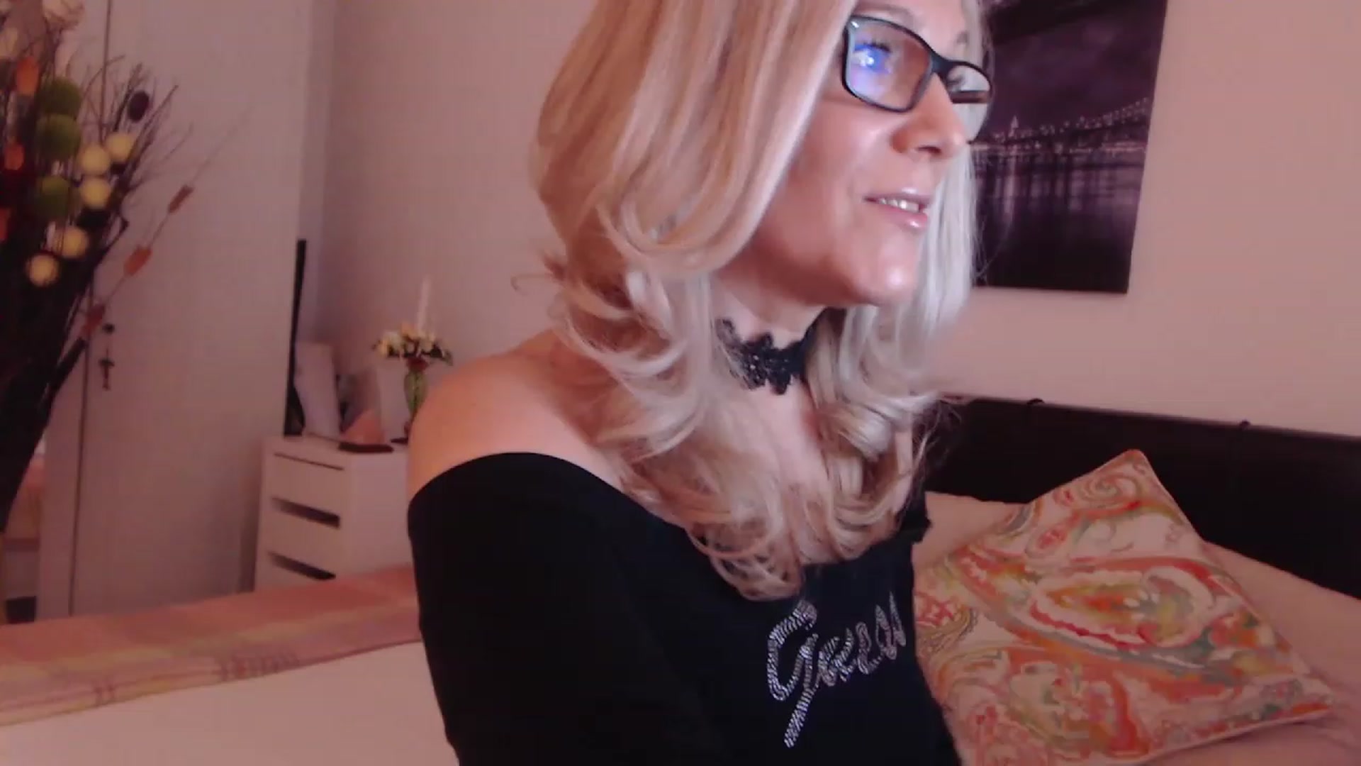 Gallery image thumbnail from Reeya71's myfreecams stream on, 04/13/2023, 01:13 image 5 of 20