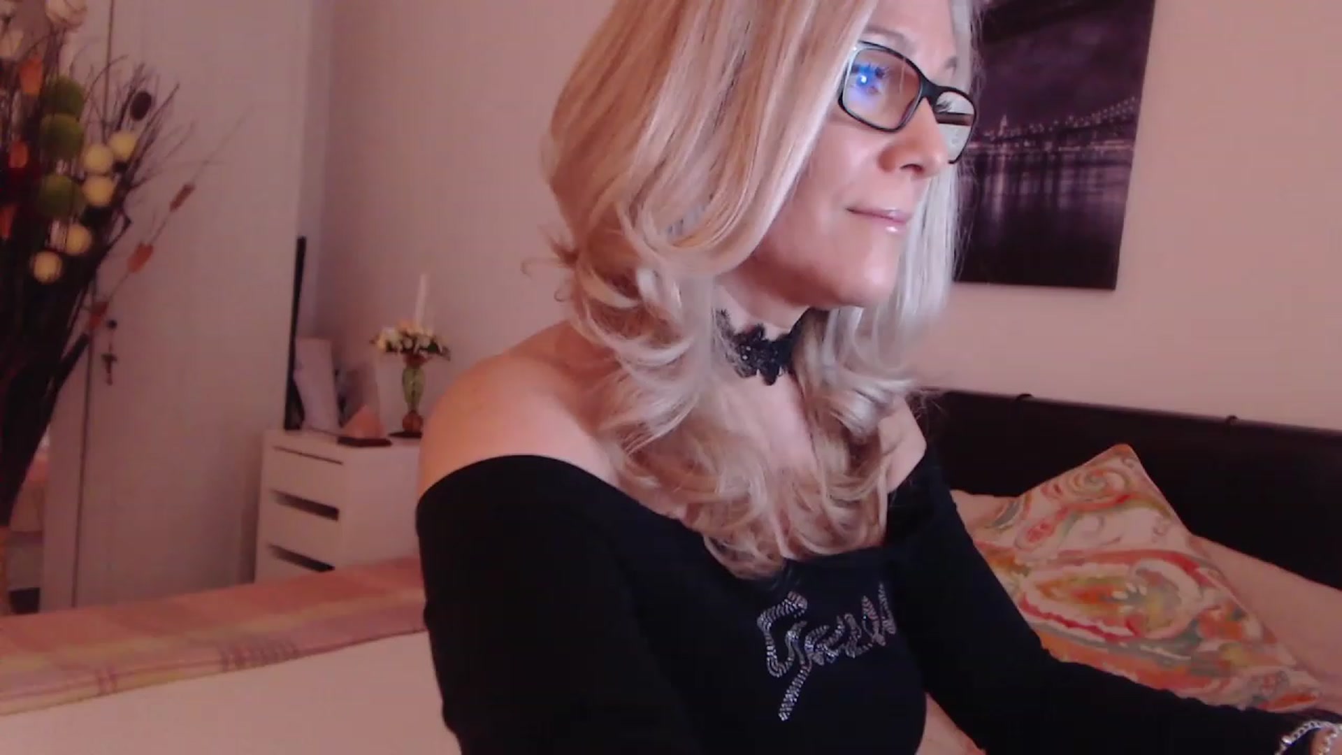 Gallery image thumbnail from Reeya71's myfreecams stream on, 04/13/2023, 01:13 image 6 of 20