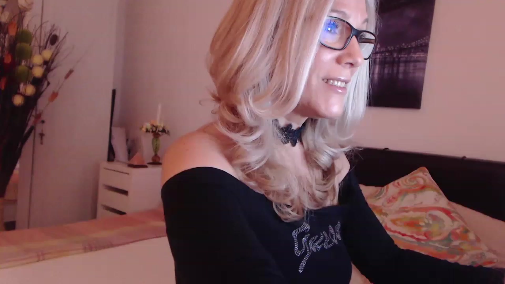Gallery image thumbnail from Reeya71's myfreecams stream on, 04/13/2023, 01:13 image 10 of 20
