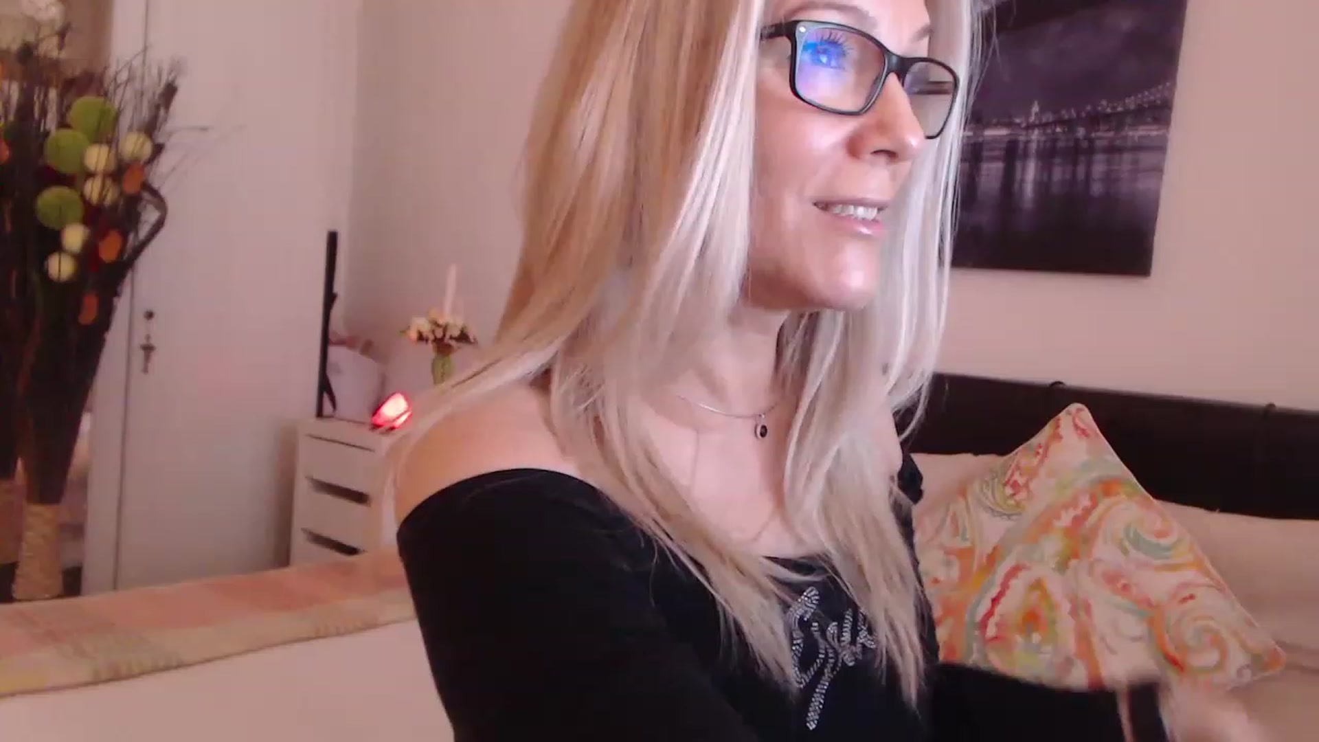 Gallery image thumbnail from Reeya71's myfreecams stream on, 05/01/2023, 06:36 image 9 of 20