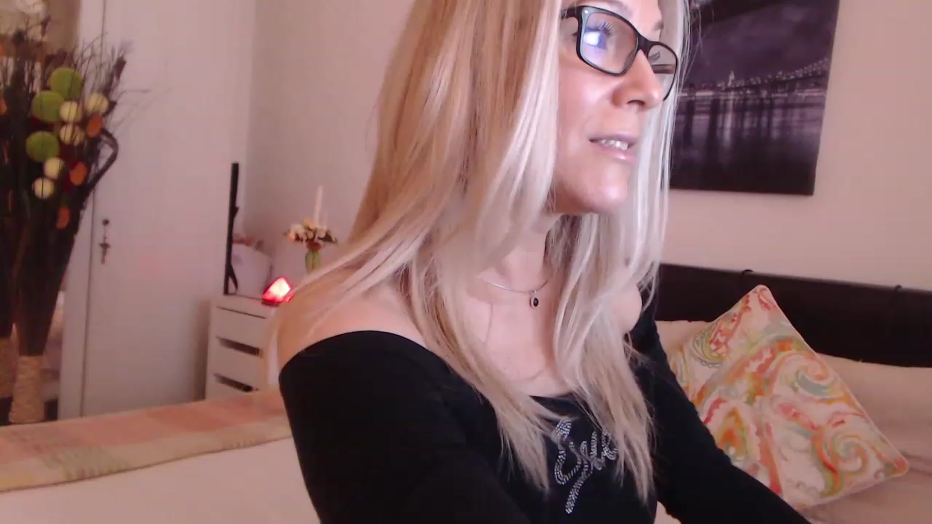 Gallery image thumbnail from Reeya71's myfreecams stream on, 05/01/2023, 06:36 image 10 of 20