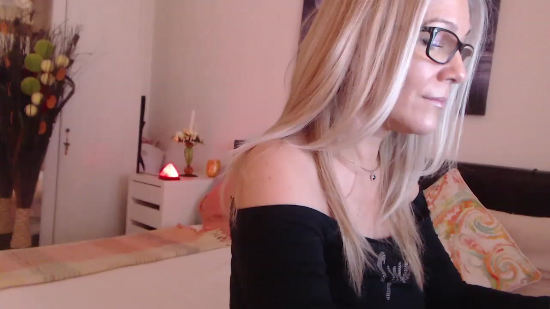 Gallery image thumbnail from Reeya71's myfreecams stream on, 05/01/2023, 06:36 image 18 of 20