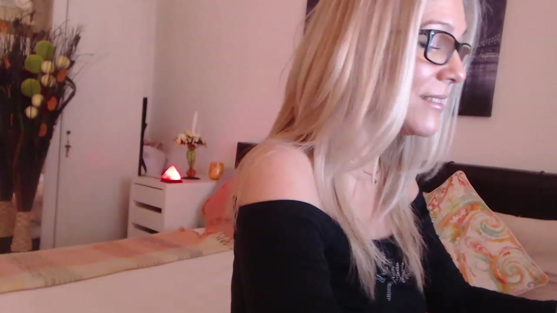 Gallery image thumbnail from Reeya71's myfreecams stream on, 05/01/2023, 06:36 image 15 of 20