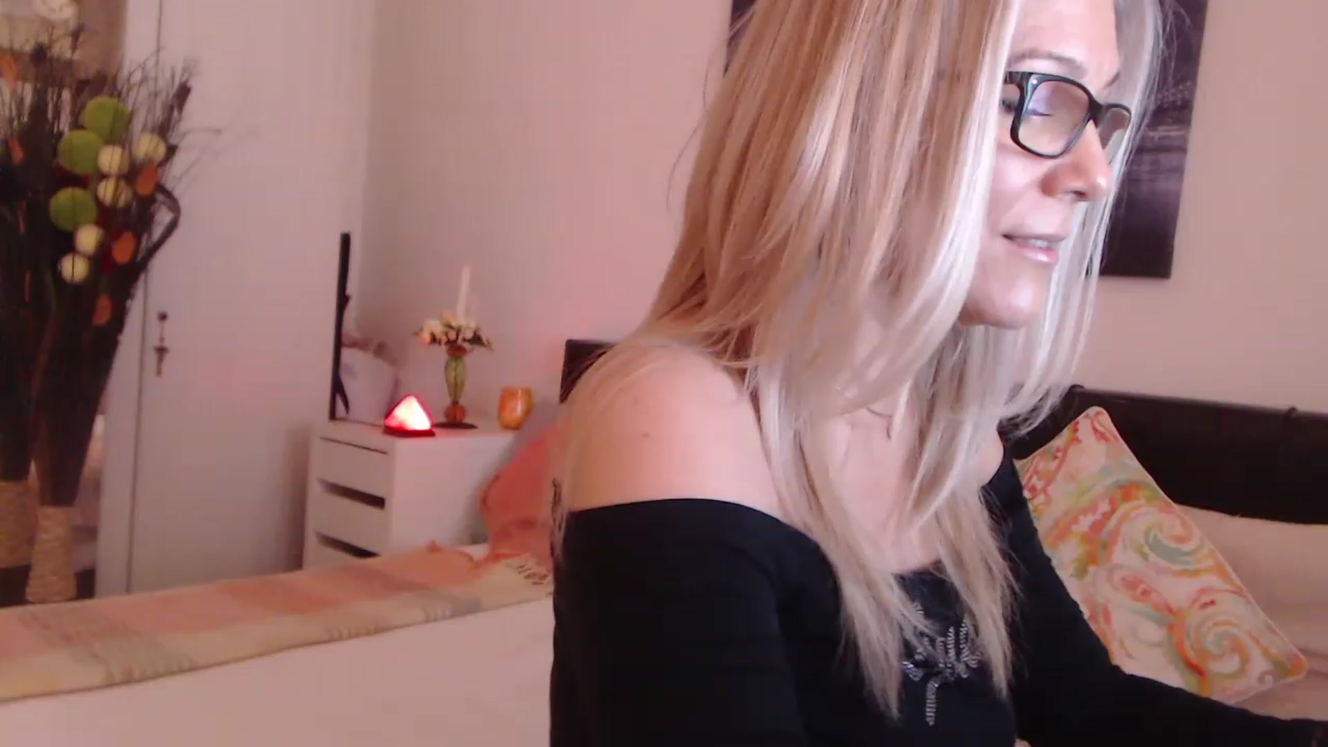 Gallery image thumbnail from Reeya71's myfreecams stream on, 05/01/2023, 06:36 image 16 of 20