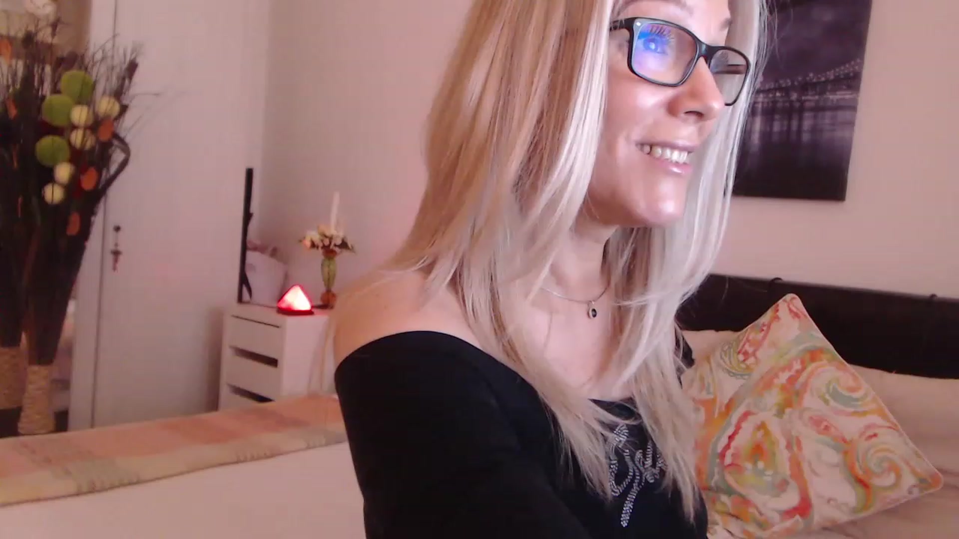 Gallery image thumbnail from Reeya71's myfreecams stream on, 05/01/2023, 06:36 image 14 of 20